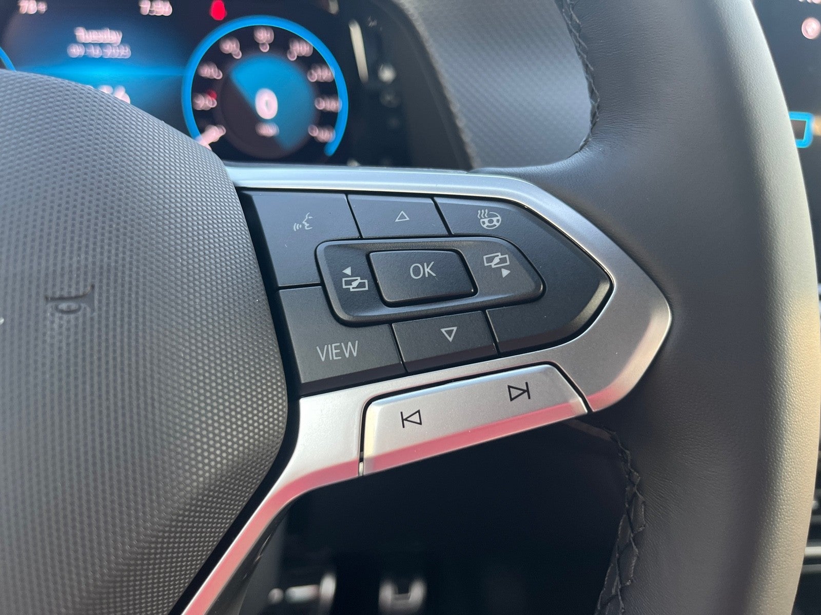 2026 Volkswagen Atlas Cross Sport 2.0T SEL R-Line Black