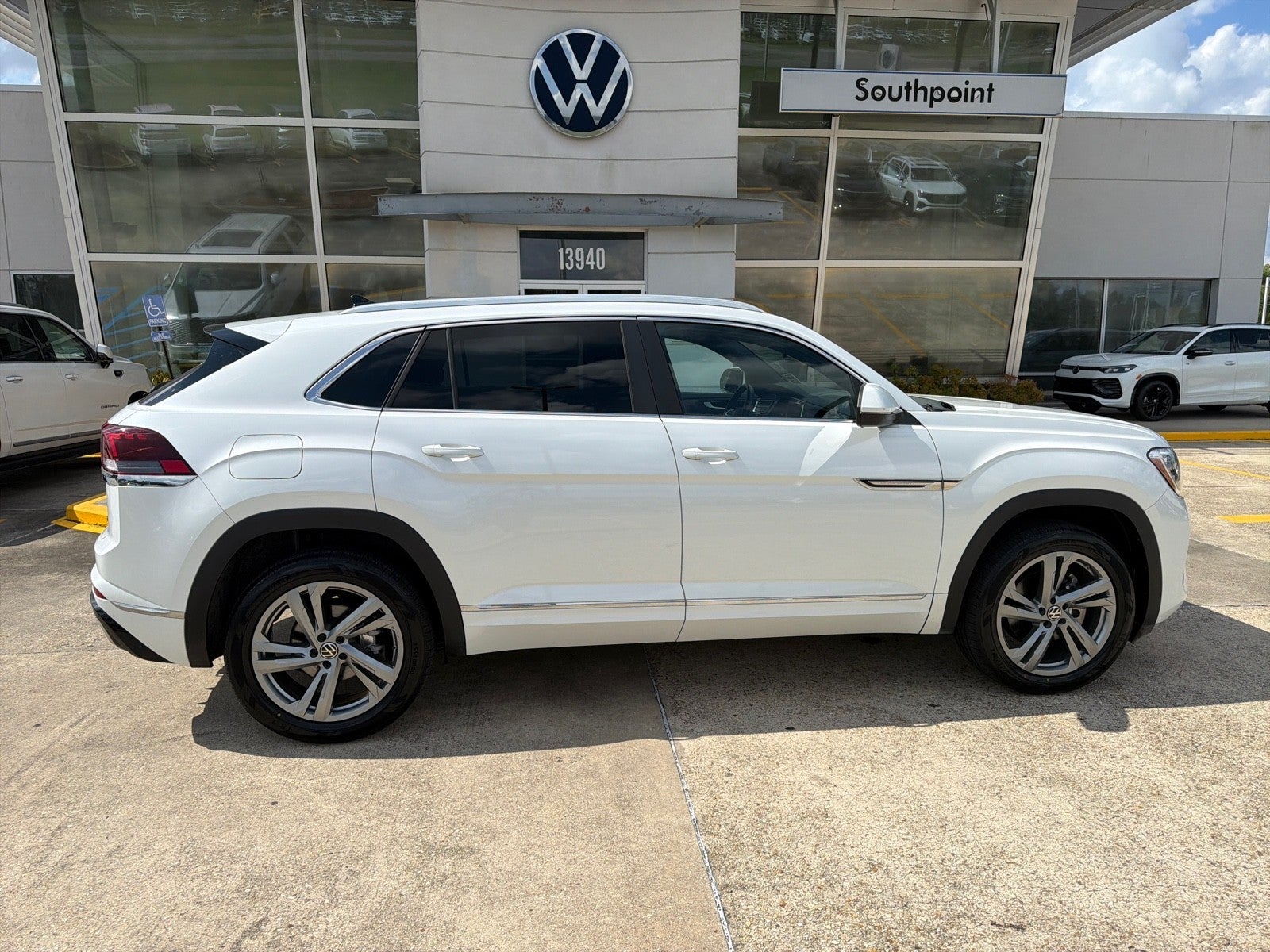 2024 Volkswagen Atlas Cross Sport 2.0T SEL R-Line