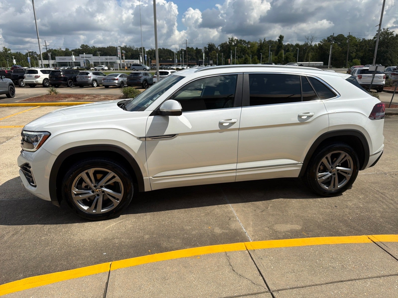 2024 Volkswagen Atlas Cross Sport 2.0T SEL R-Line