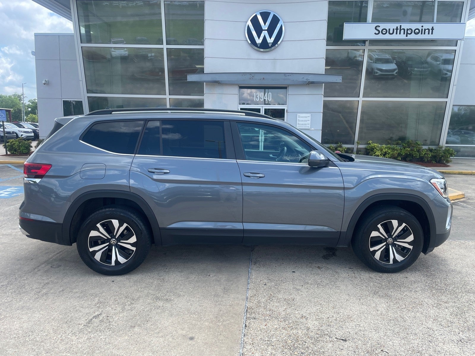 2024 Volkswagen Atlas 2.0T SE