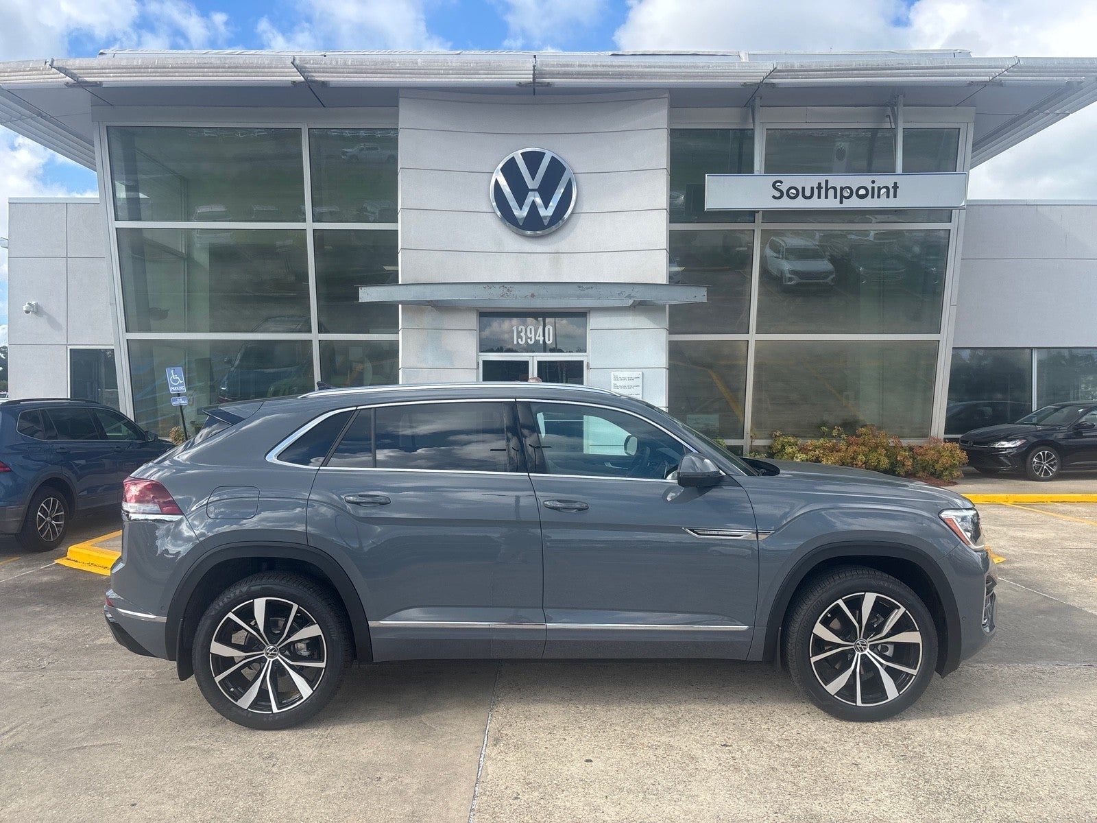 2026 Volkswagen Atlas Cross Sport 2.0T SEL Premium R-Line
