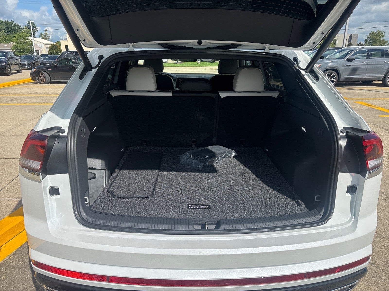 2026 Volkswagen Atlas Cross Sport 2.0T SEL Premium R-Line