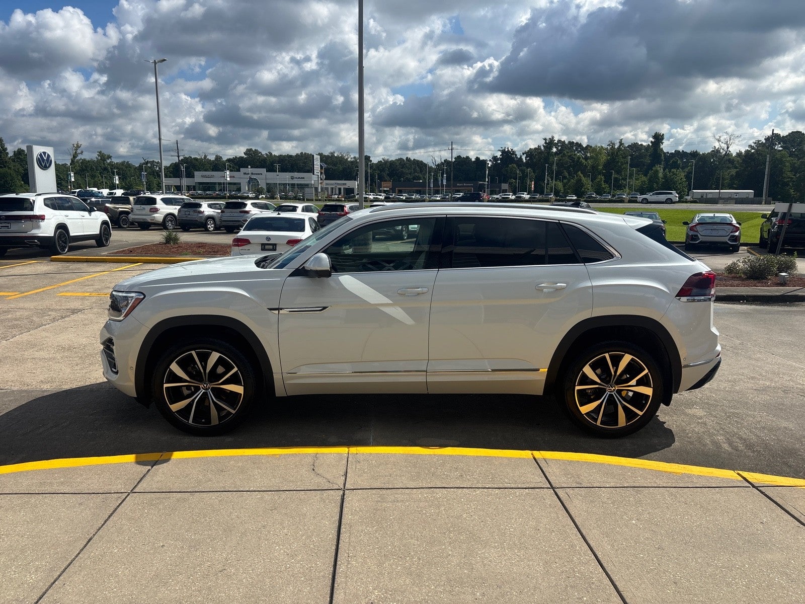 2026 Volkswagen Atlas Cross Sport 2.0T SEL Premium R-Line
