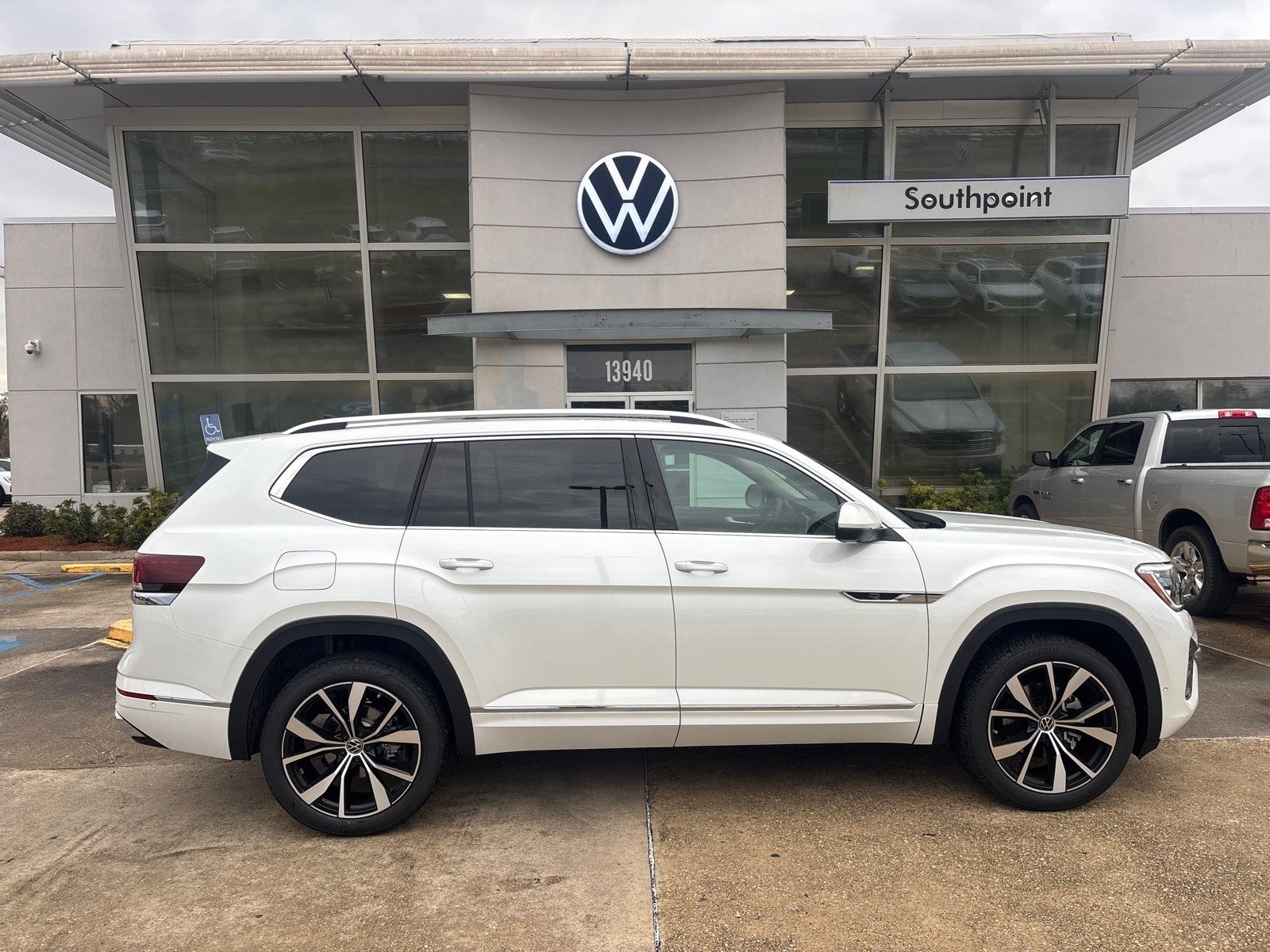 2026 Volkswagen Atlas 2.0T SEL Premium R-Line