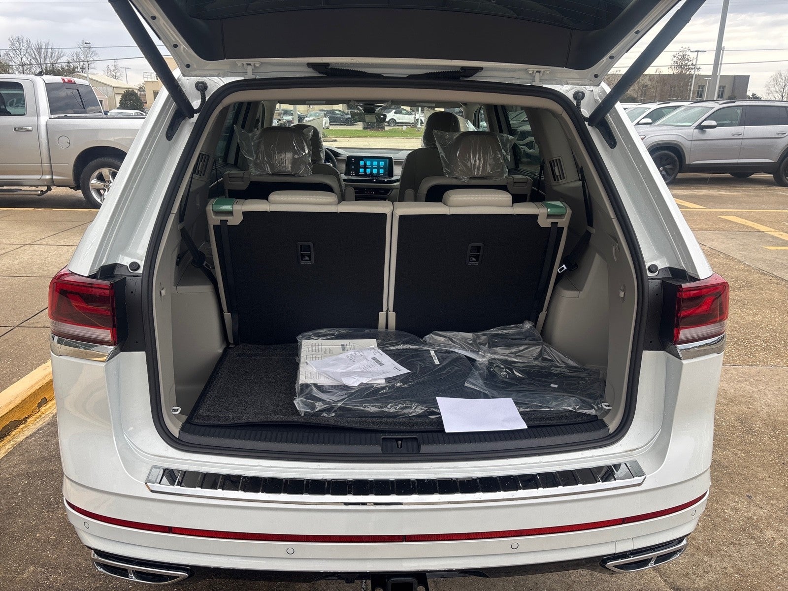 2026 Volkswagen Atlas 2.0T SEL Premium R-Line