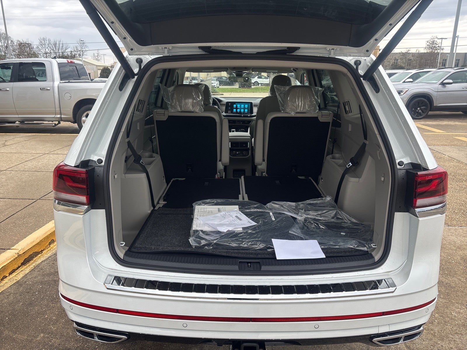 2026 Volkswagen Atlas 2.0T SEL Premium R-Line