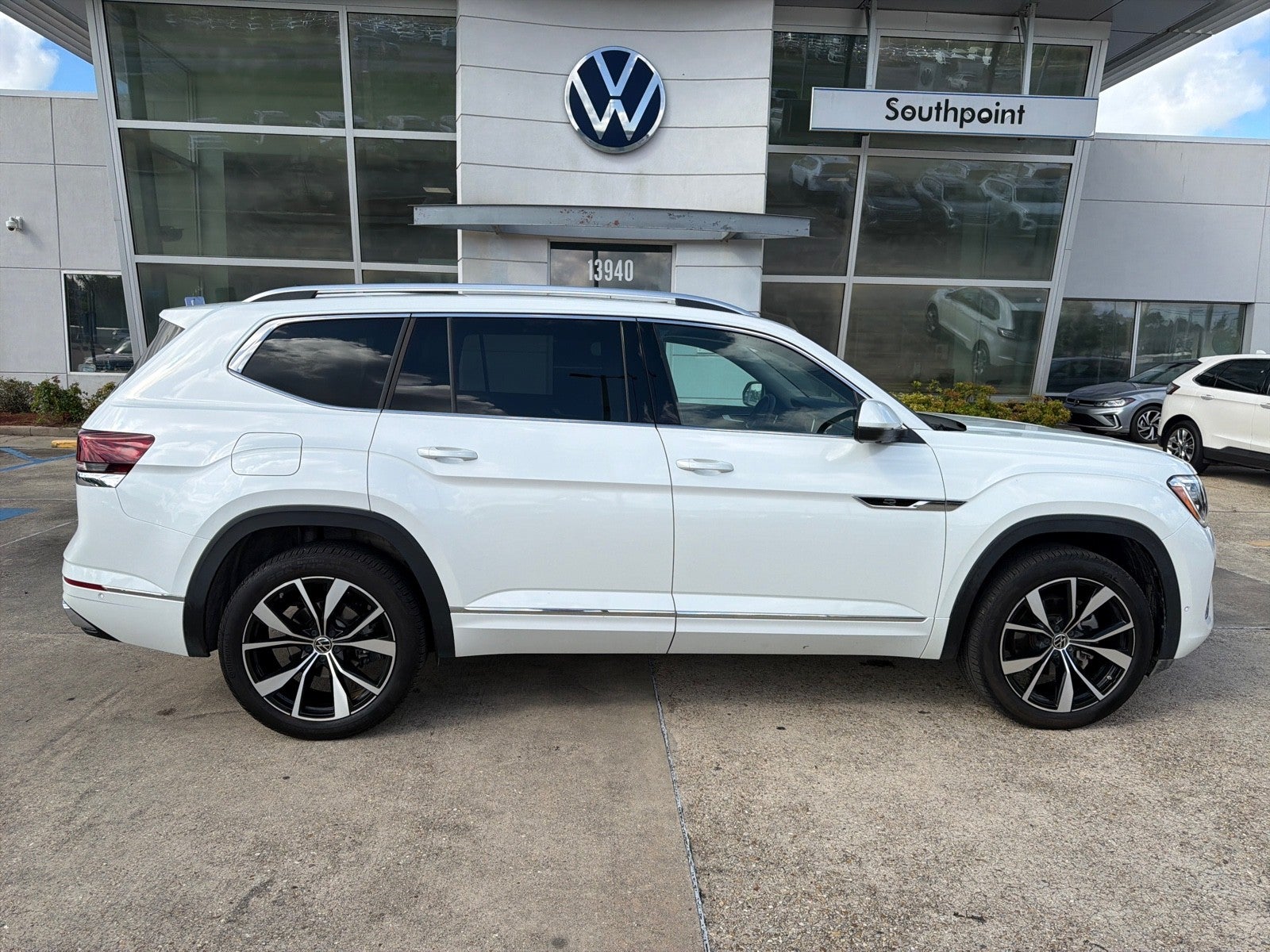 2026 Volkswagen Atlas 2.0T SEL Premium R-Line