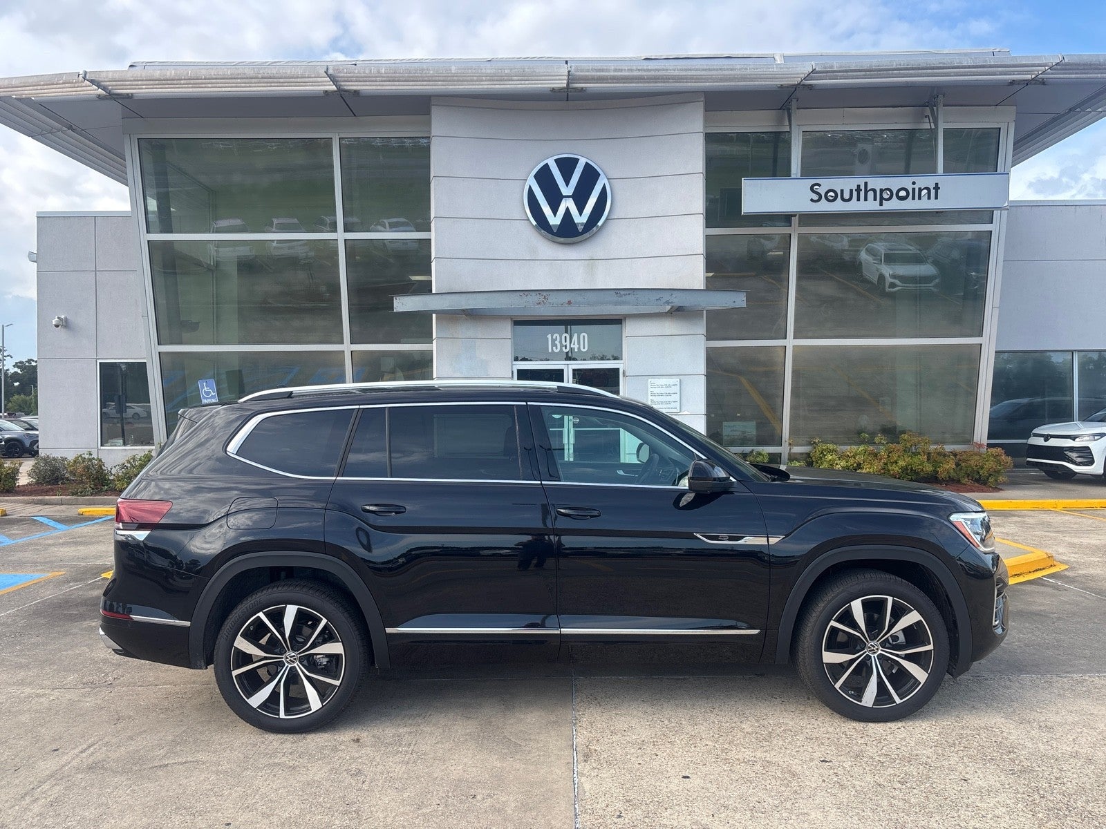2026 Volkswagen Atlas 2.0T SEL Premium R-Line