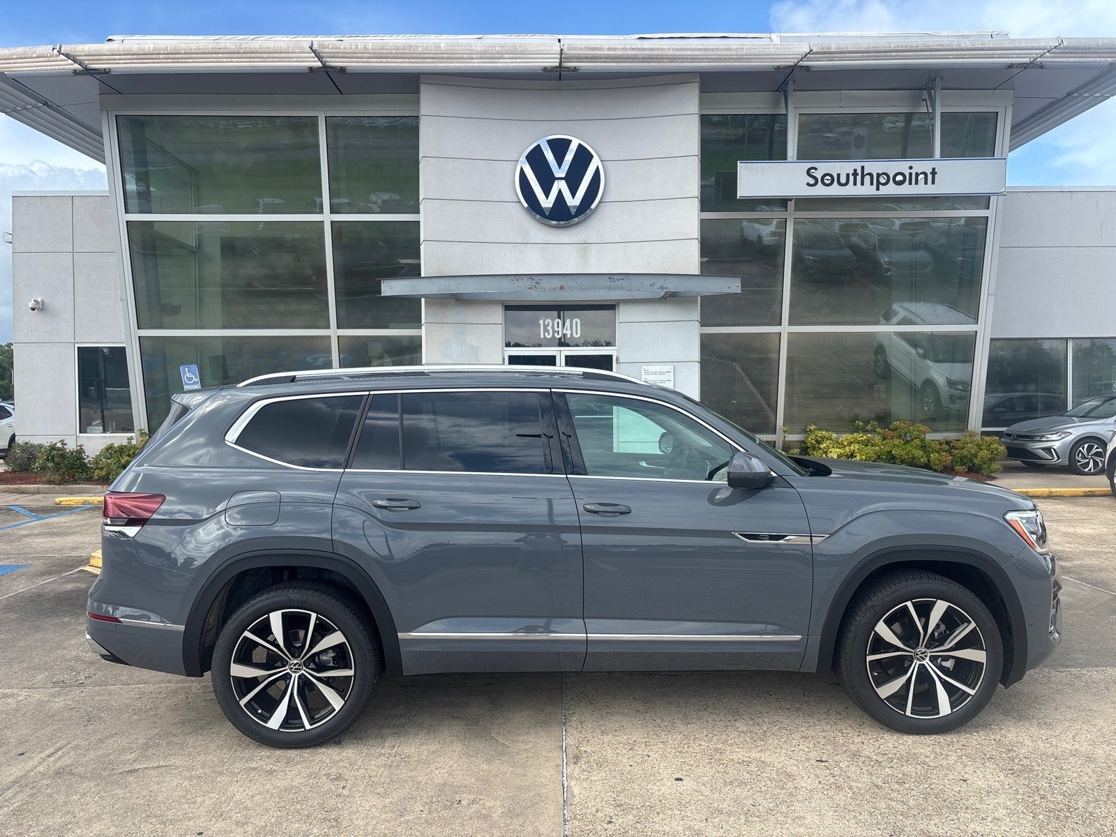 2026 Volkswagen Atlas 2.0T SEL Premium R-Line