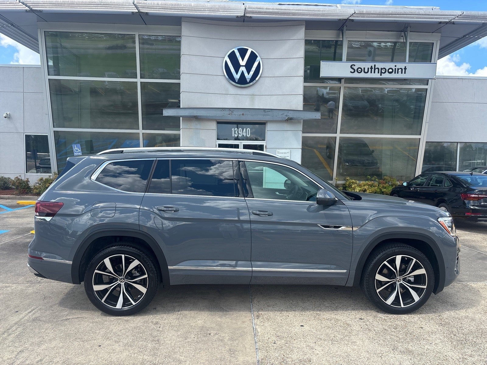2026 Volkswagen Atlas 2.0T SEL Premium R-Line