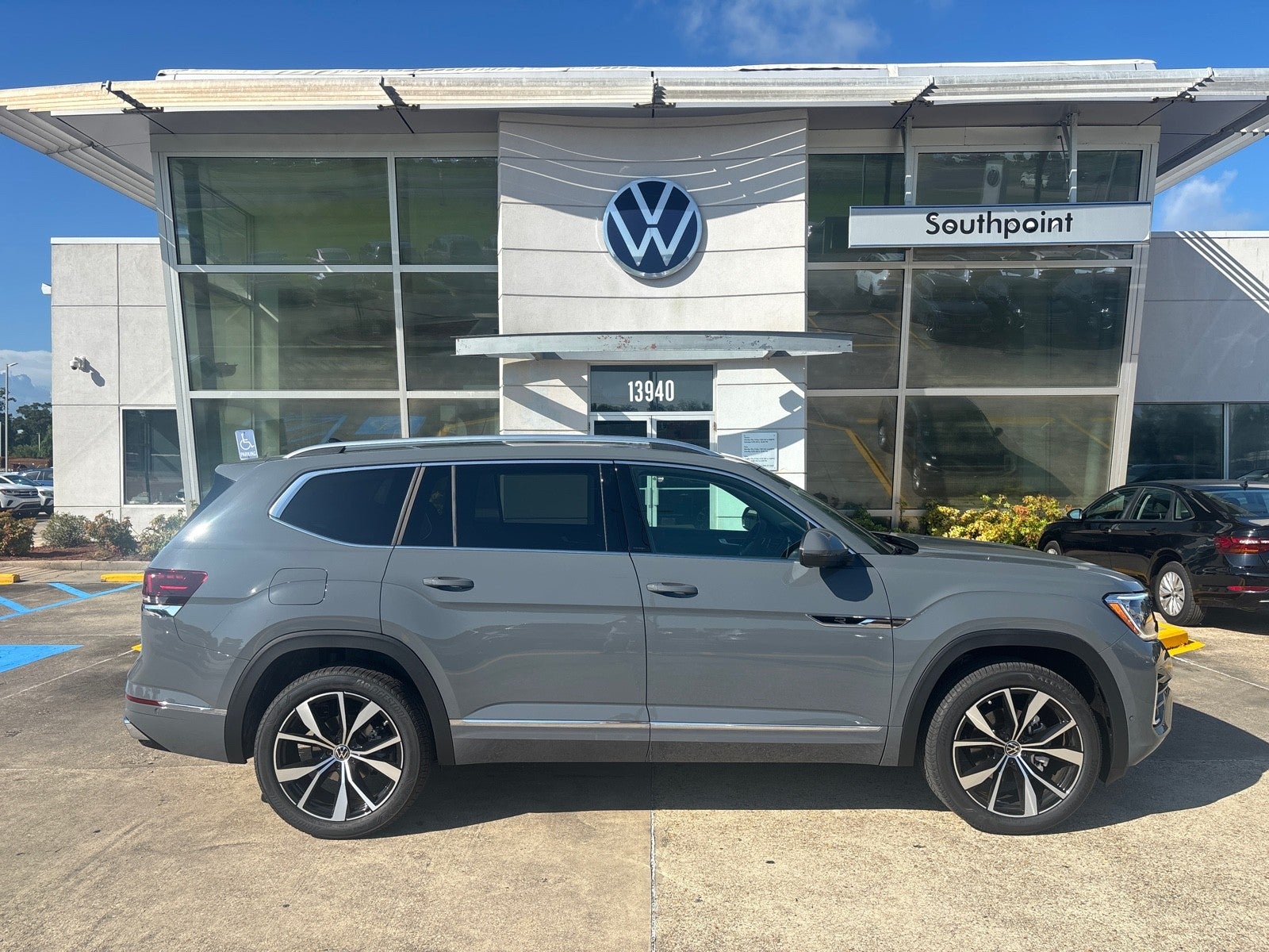 2026 Volkswagen Atlas 2.0T SEL Premium R-Line