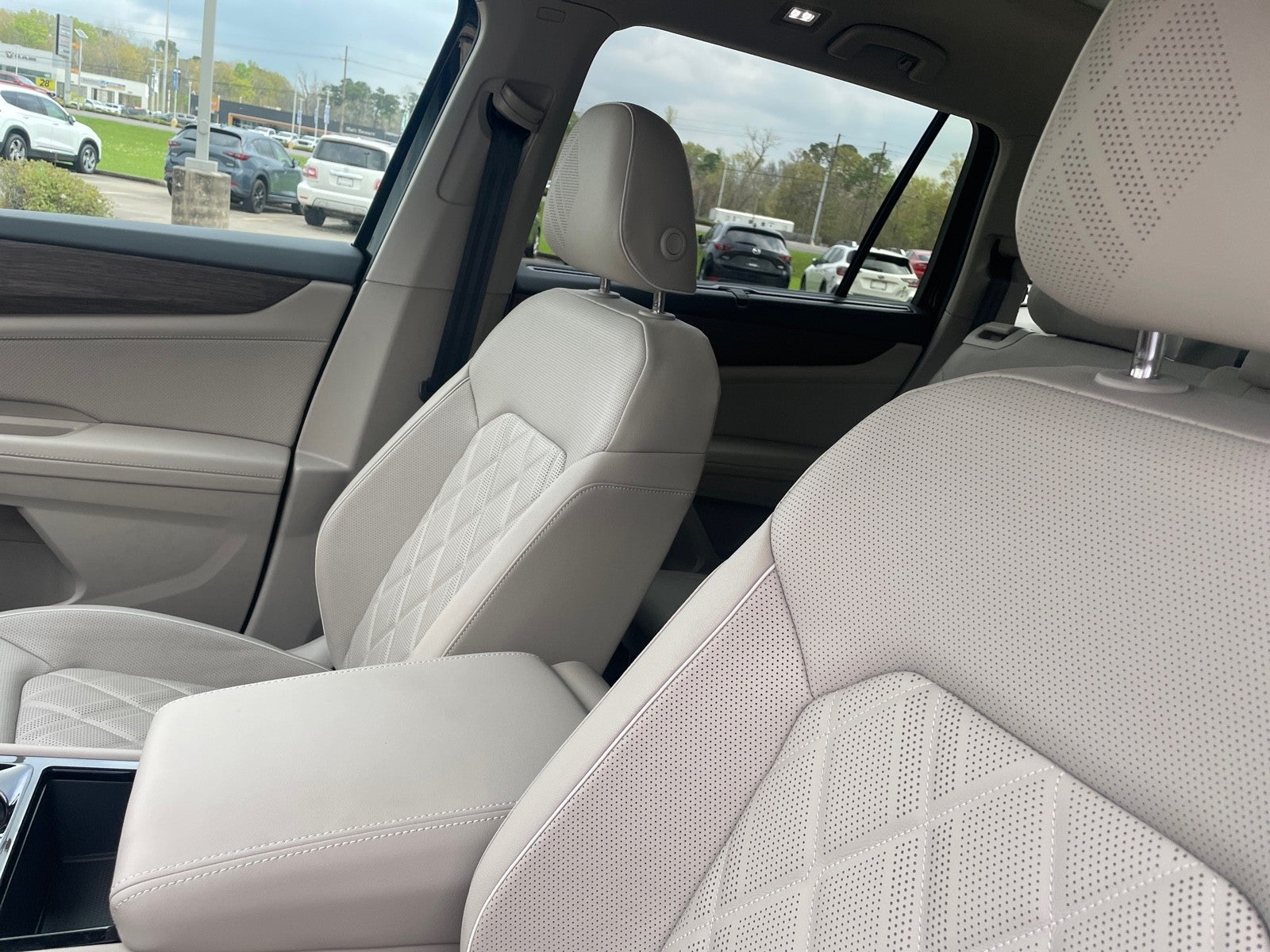 2025 Volkswagen Atlas 2.0T SEL Premium R-Line