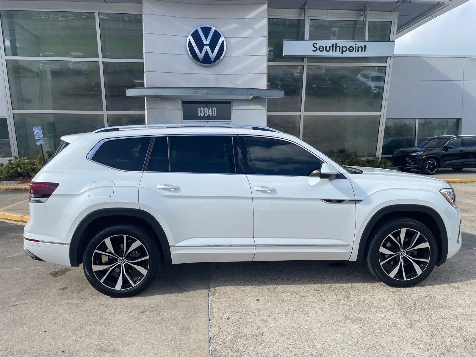 2024 Volkswagen Atlas 2.0T SEL Premium R-Line