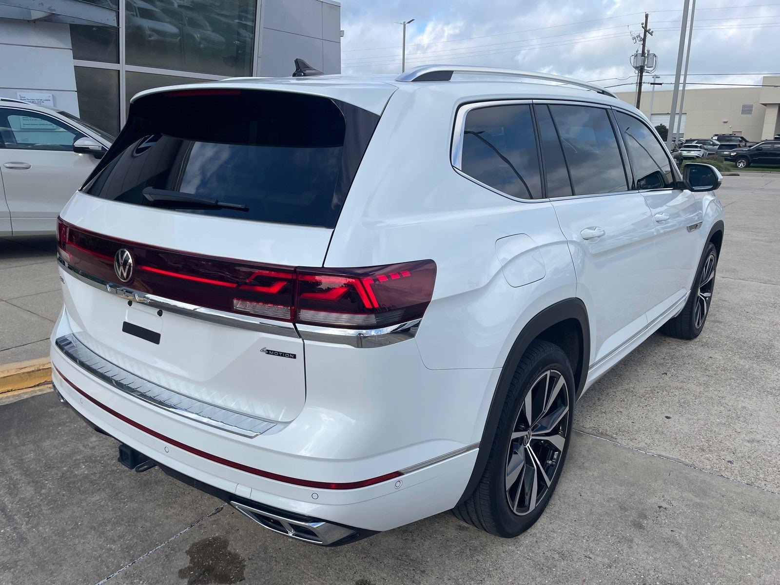 2024 Volkswagen Atlas 2.0T SEL Premium R-Line