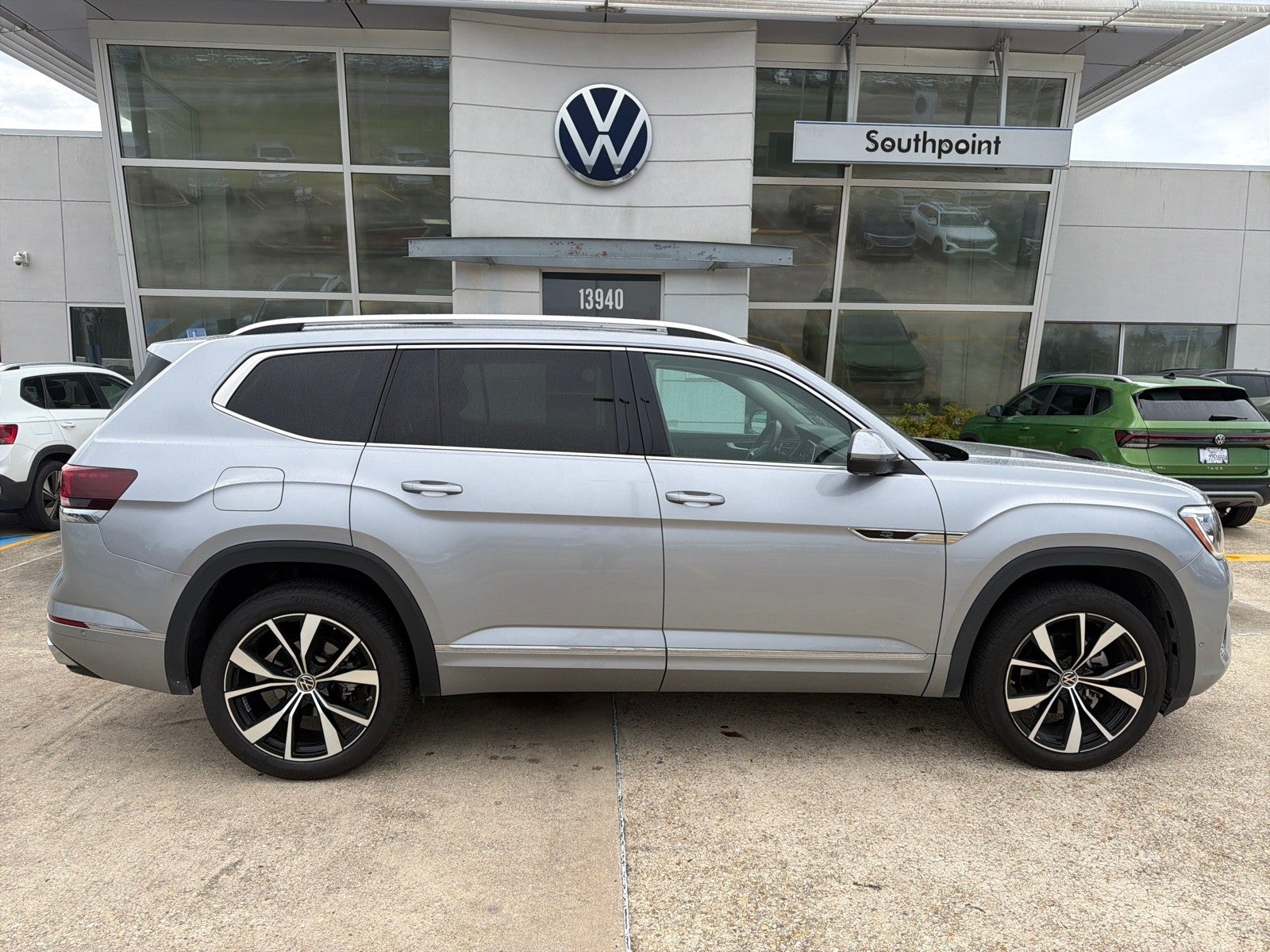 2024 Volkswagen Atlas 2.0T SEL Premium R-Line