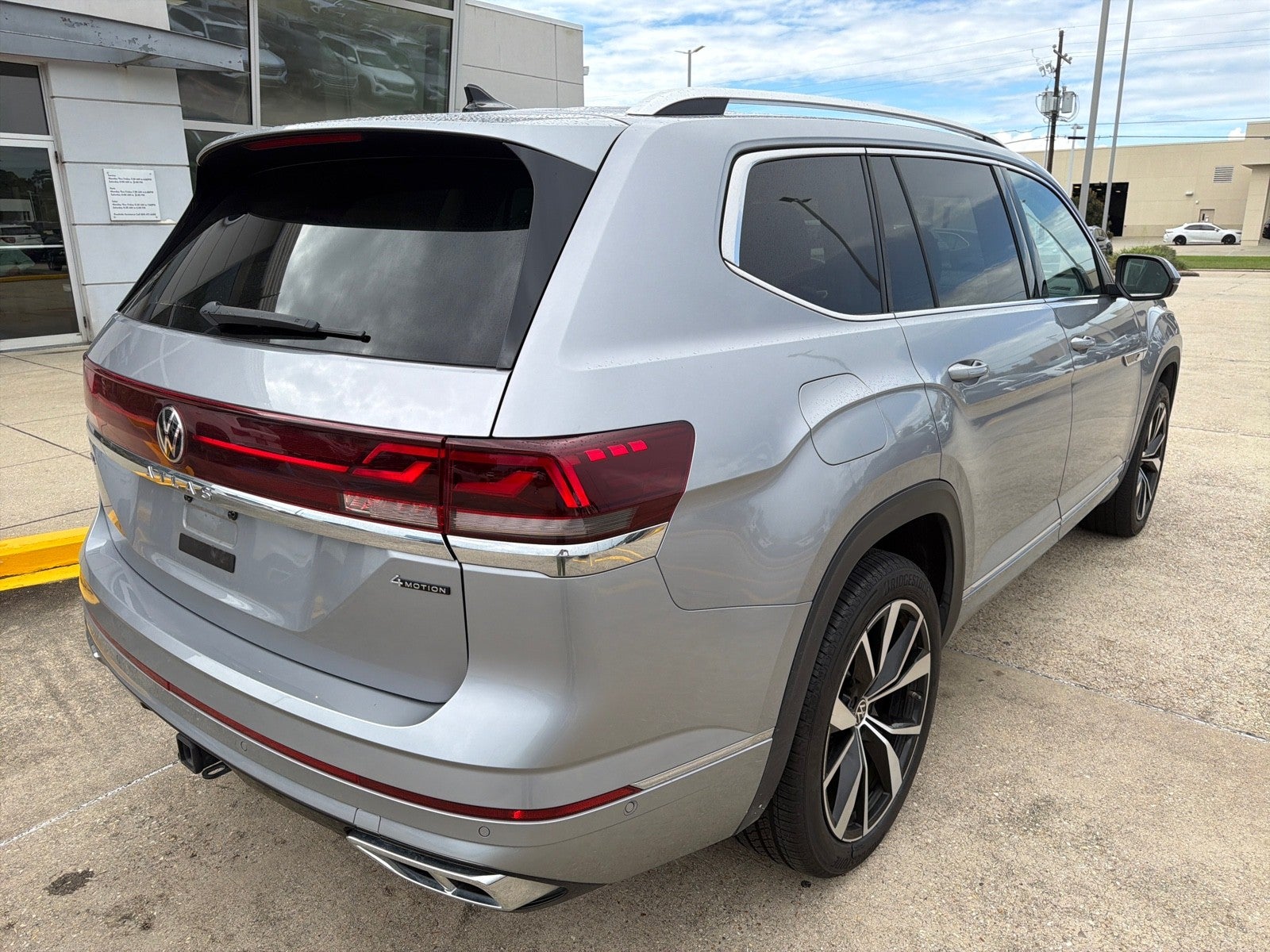 2024 Volkswagen Atlas 2.0T SEL Premium R-Line