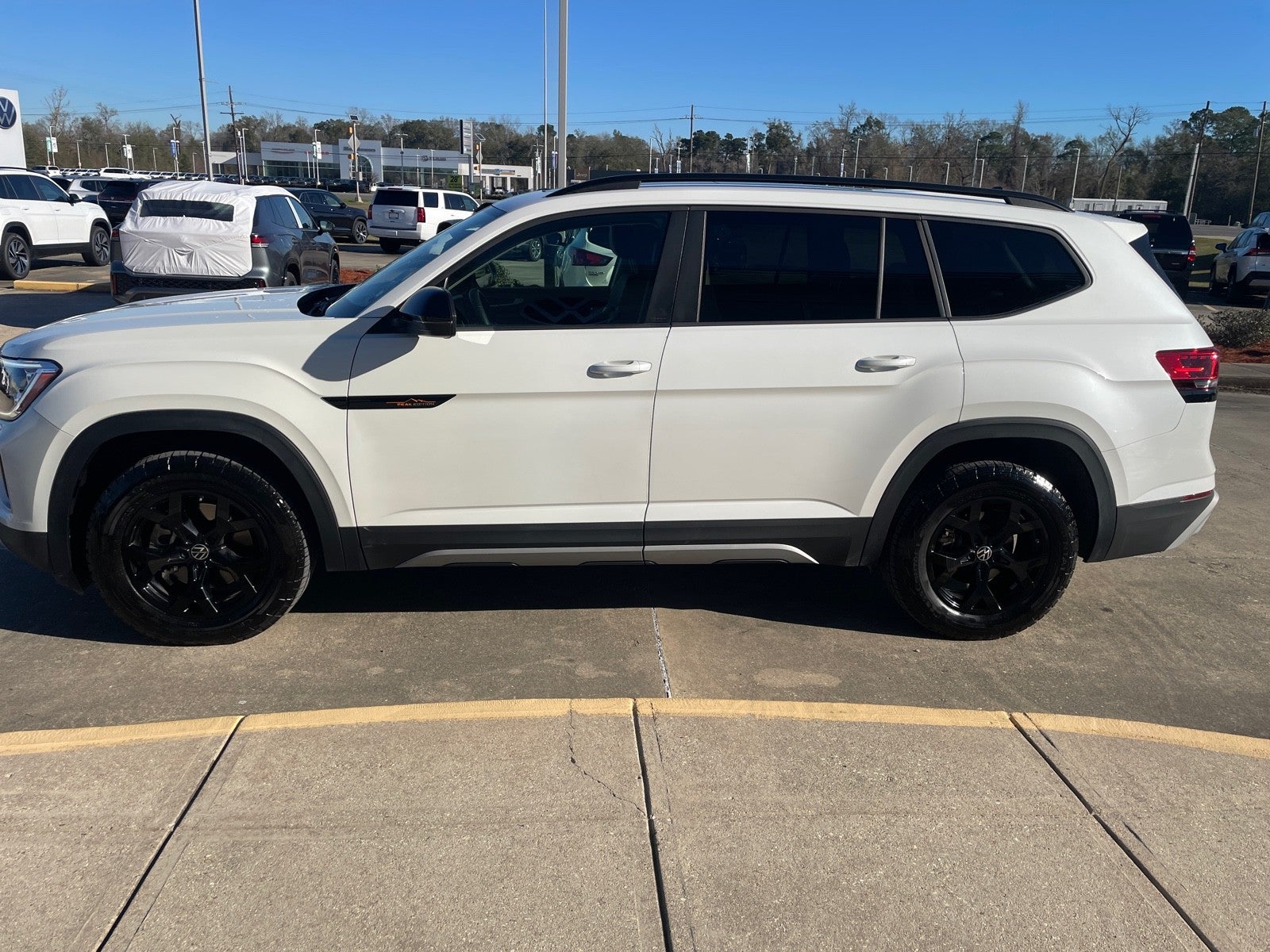 2024 Volkswagen Atlas 2.0T Peak Edition SEL