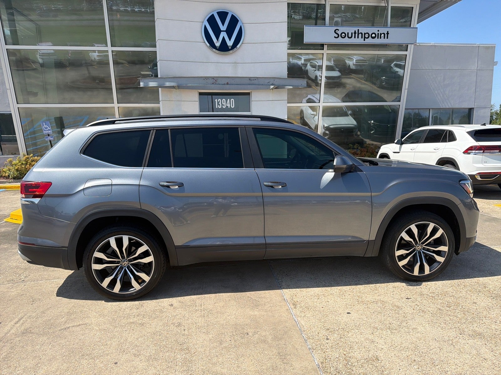 2022 Volkswagen Atlas 3.6L V6 SE w/Technology