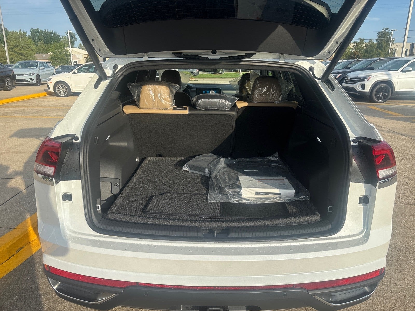 2026 Volkswagen Atlas Cross Sport 2.0T SE w/Technology