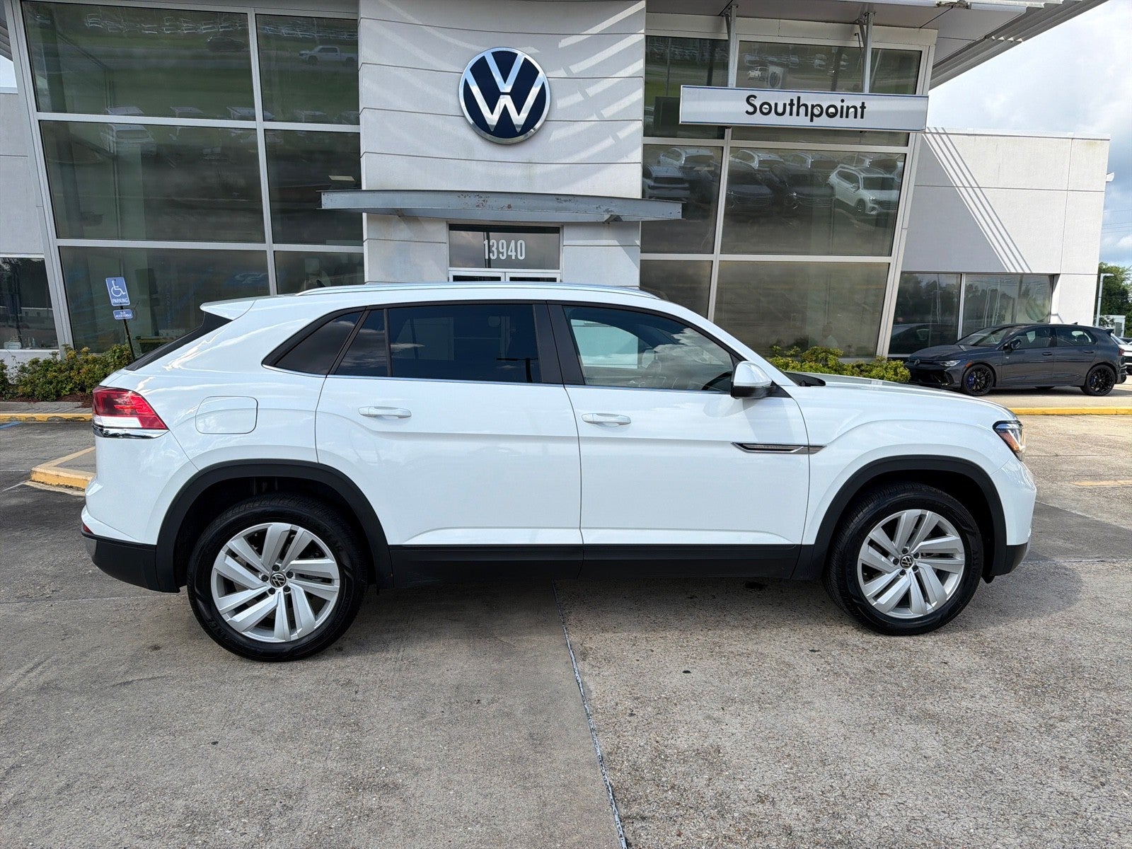 2023 Volkswagen Atlas Cross Sport 2.0T SE w/Tech's photo