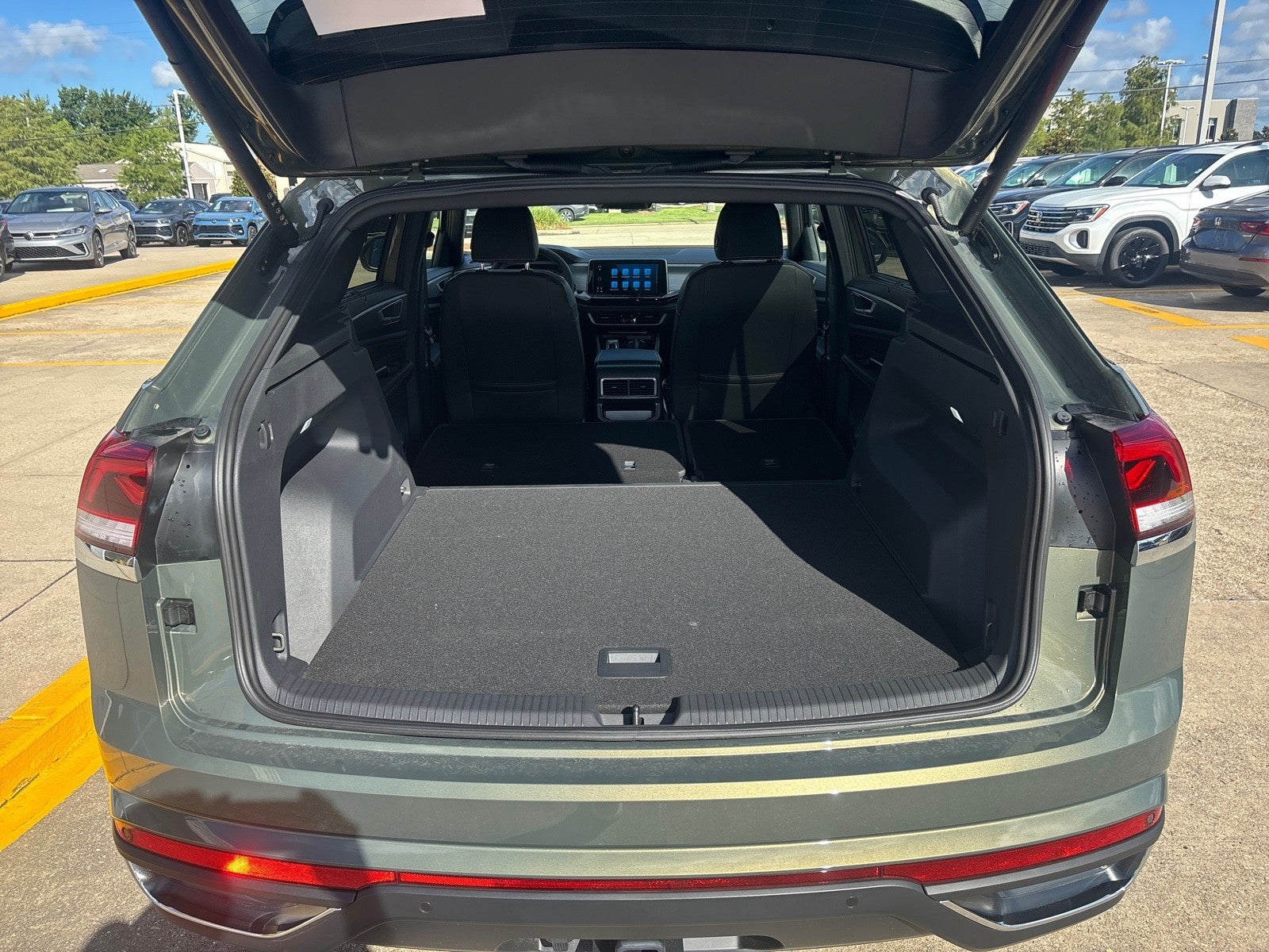2026 Volkswagen Atlas Cross Sport 2.0T SE w/Technology