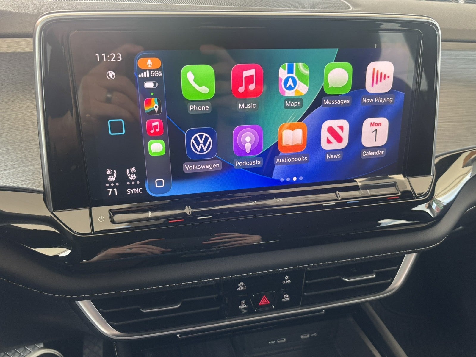 2026 Volkswagen Atlas Cross Sport 2.0T SE w/Technology