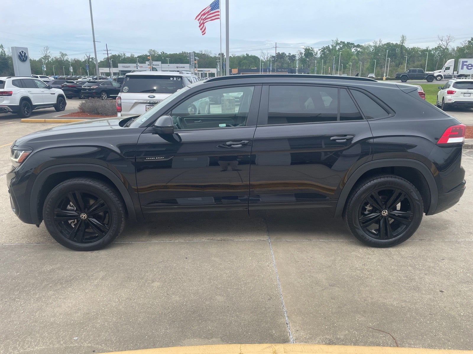 2023 Volkswagen Atlas Cross Sport 2.0T SEL R-Line Black
