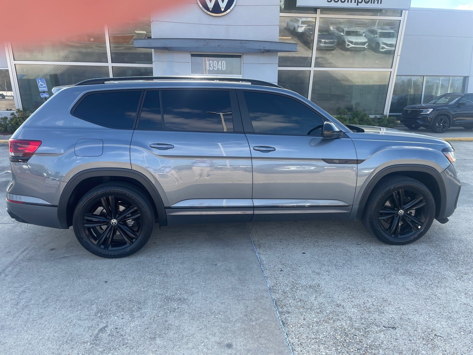 2022 Volkswagen Atlas 3.6L V6 SEL R-Line Black