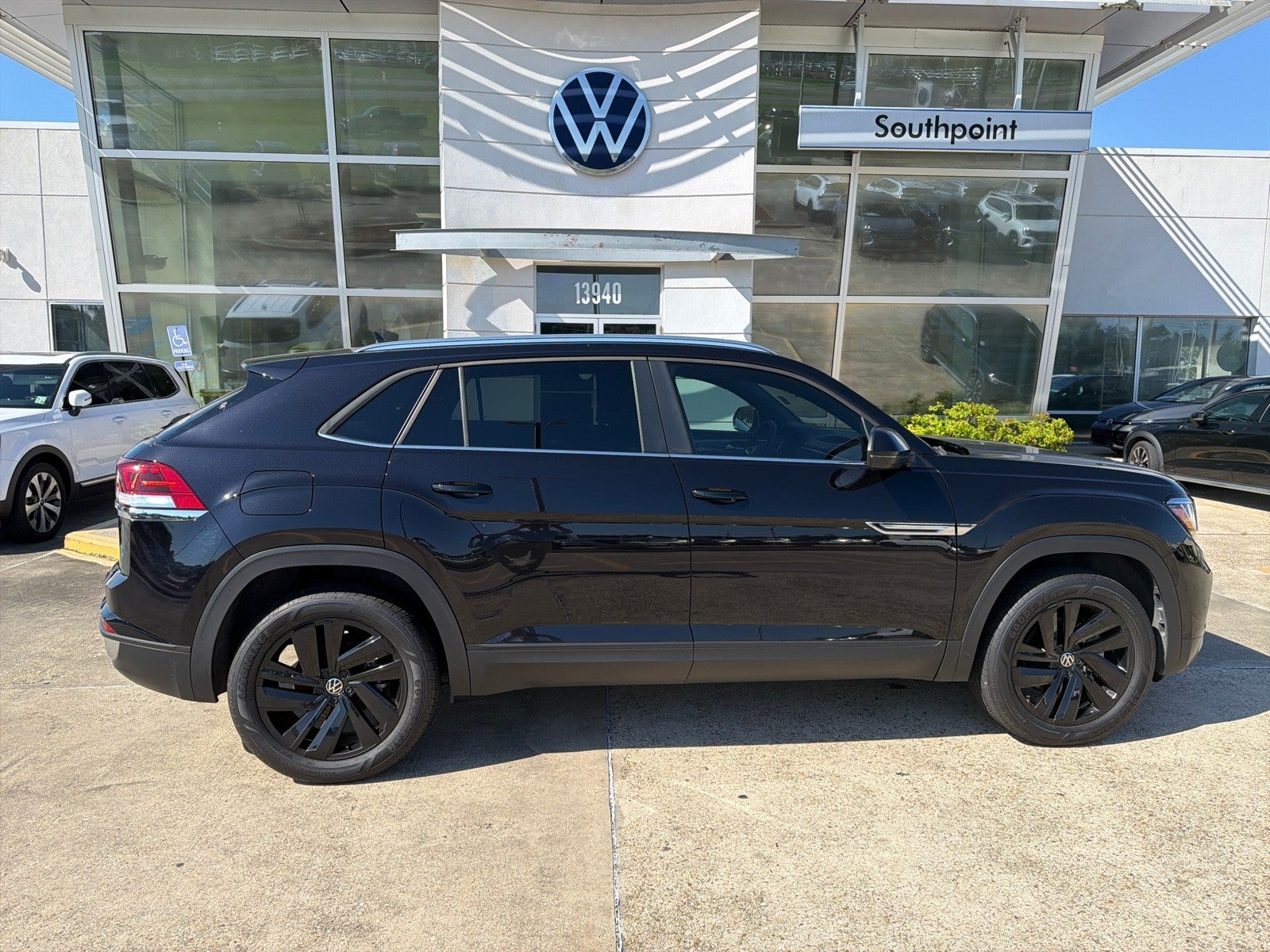 2023 Volkswagen Atlas Cross Sport 2.0T SE w/Tech's photo