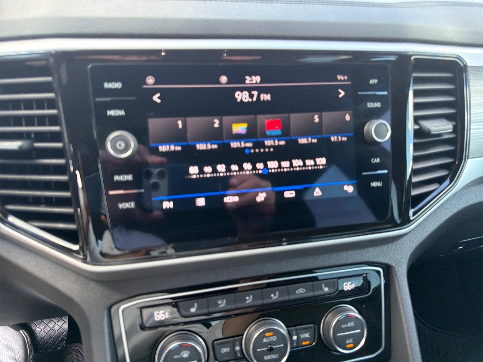 2023 Volkswagen Atlas Cross Sport 2.0T SE w/Technology