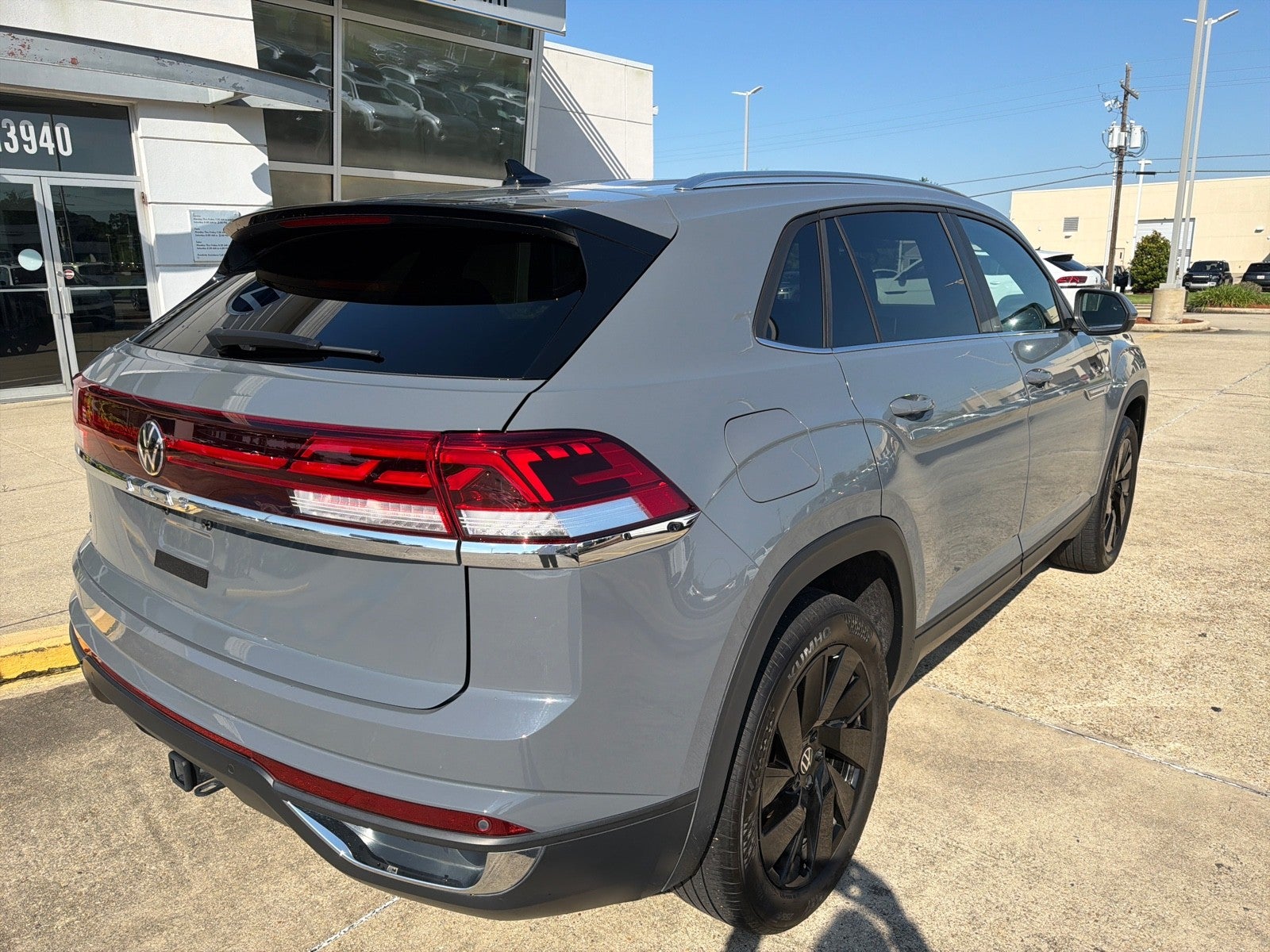2024 Volkswagen Atlas Cross Sport 2.0T SE w/Technology
