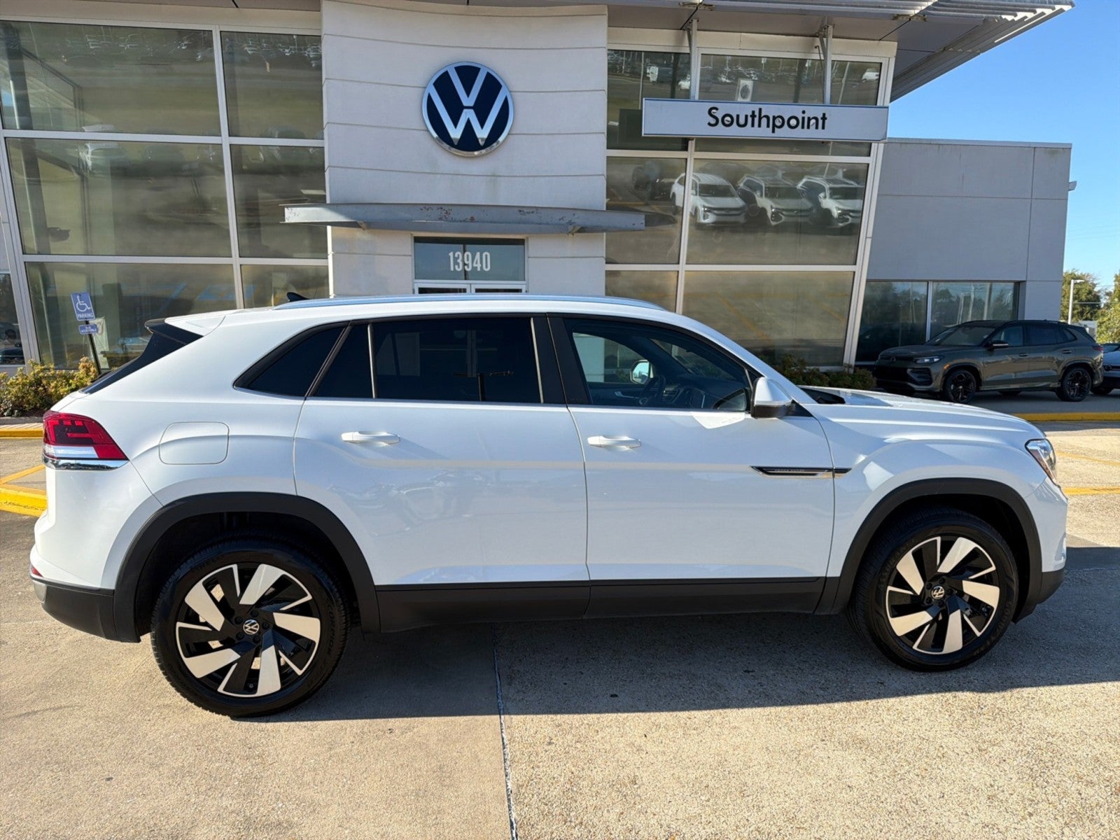 2024 Volkswagen Atlas Cross Sport 2.0T SE w/Technology