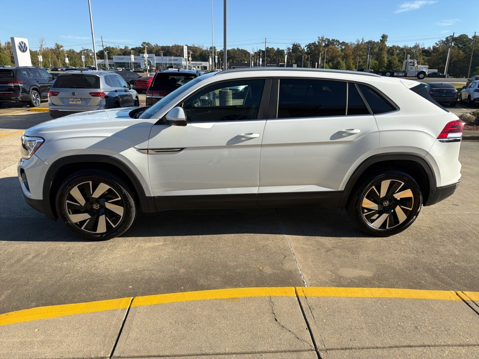 2024 Volkswagen Atlas Cross Sport 2.0T SE w/Technology