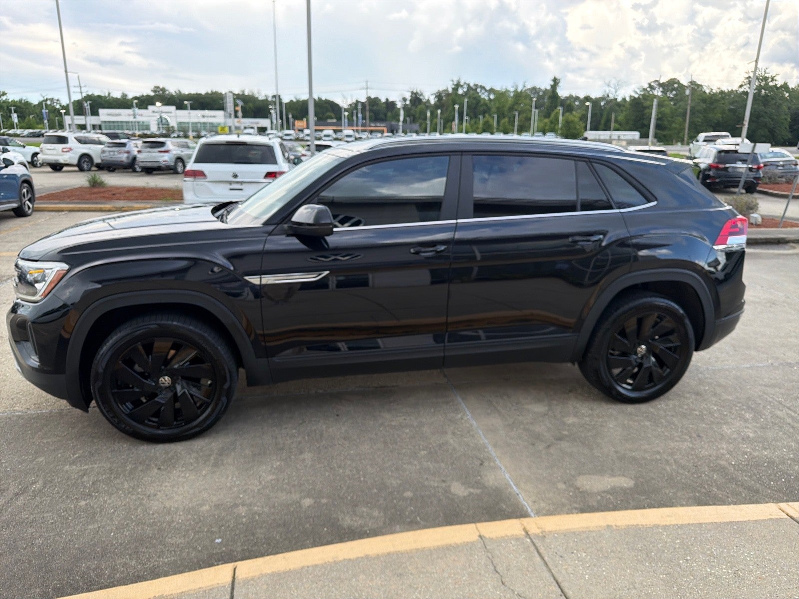 2024 Volkswagen Atlas Cross Sport 2.0T SE w/Technology