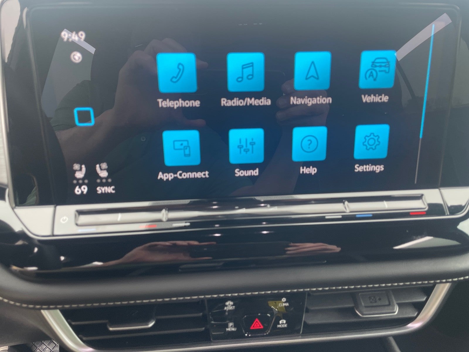 2024 Volkswagen Atlas Cross Sport 2.0T SE w/Technology