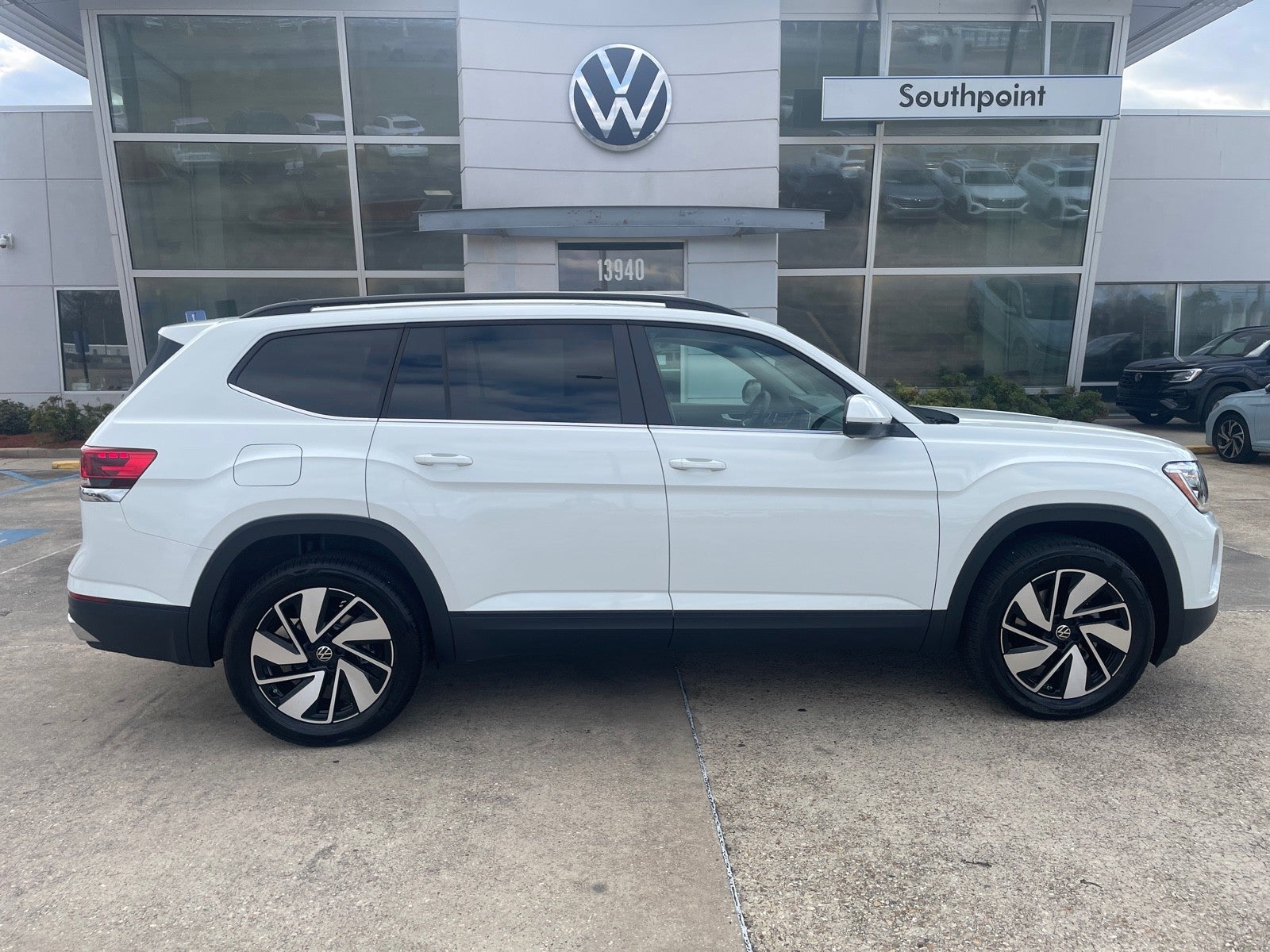 2025 Volkswagen Atlas 2.0T SE w/Technology