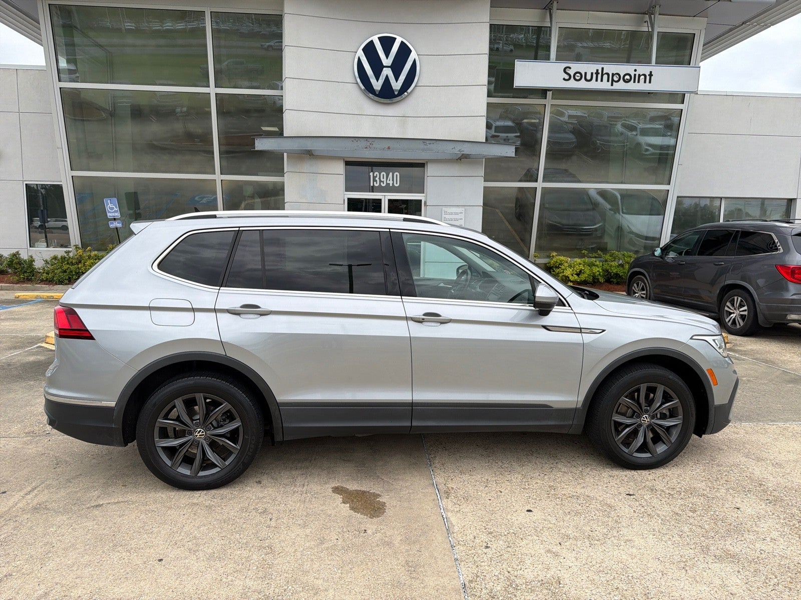 2022 Volkswagen Tiguan 2.0T SE's photo