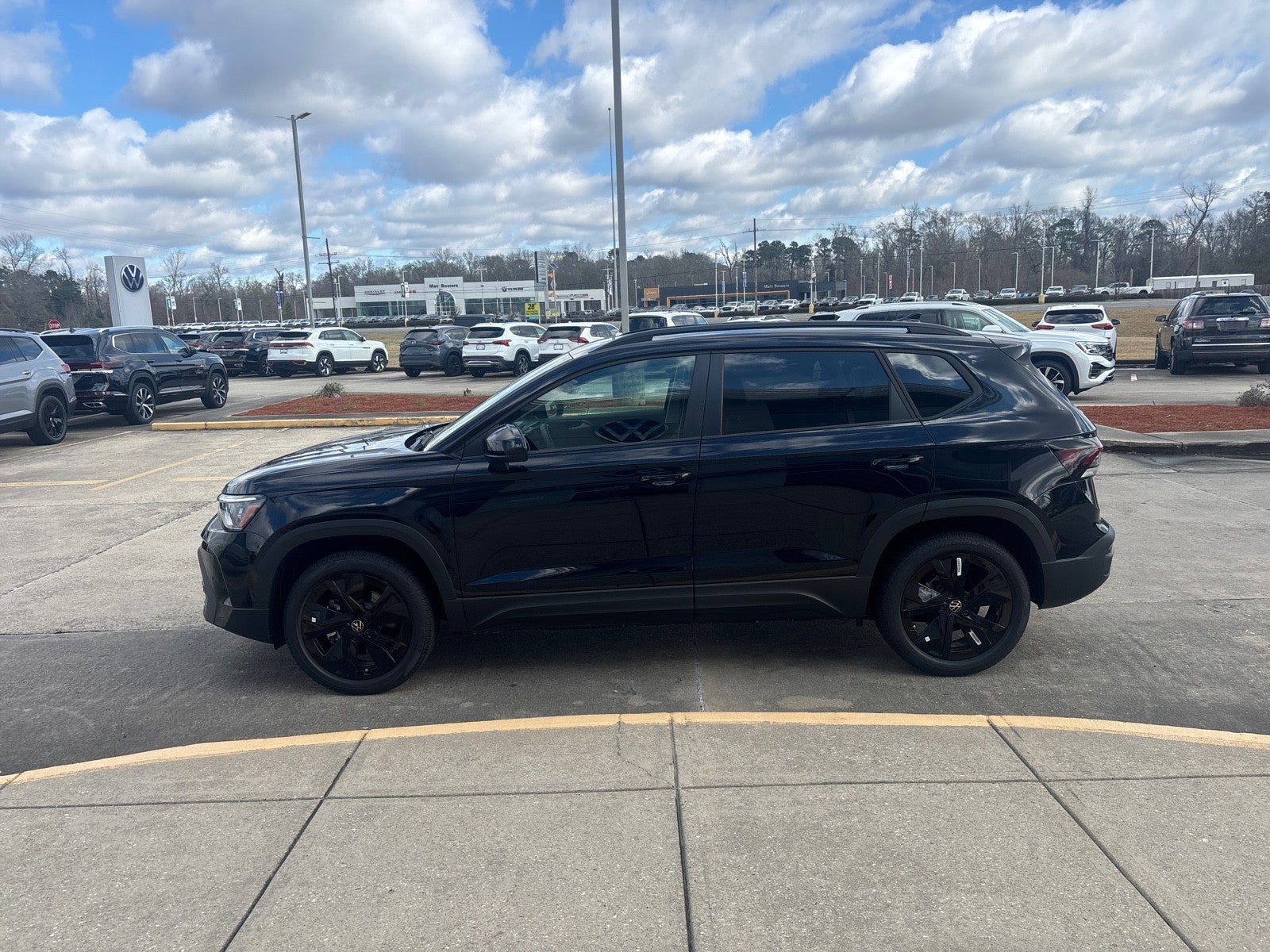 2026 Volkswagen Taos SE Black