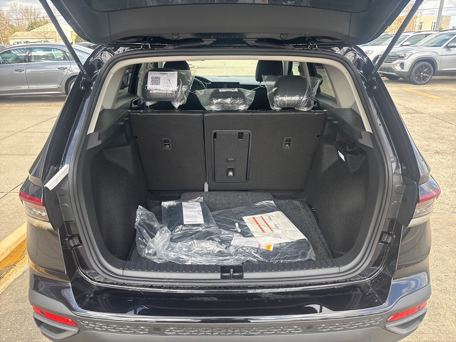 2026 Volkswagen Taos SE Black