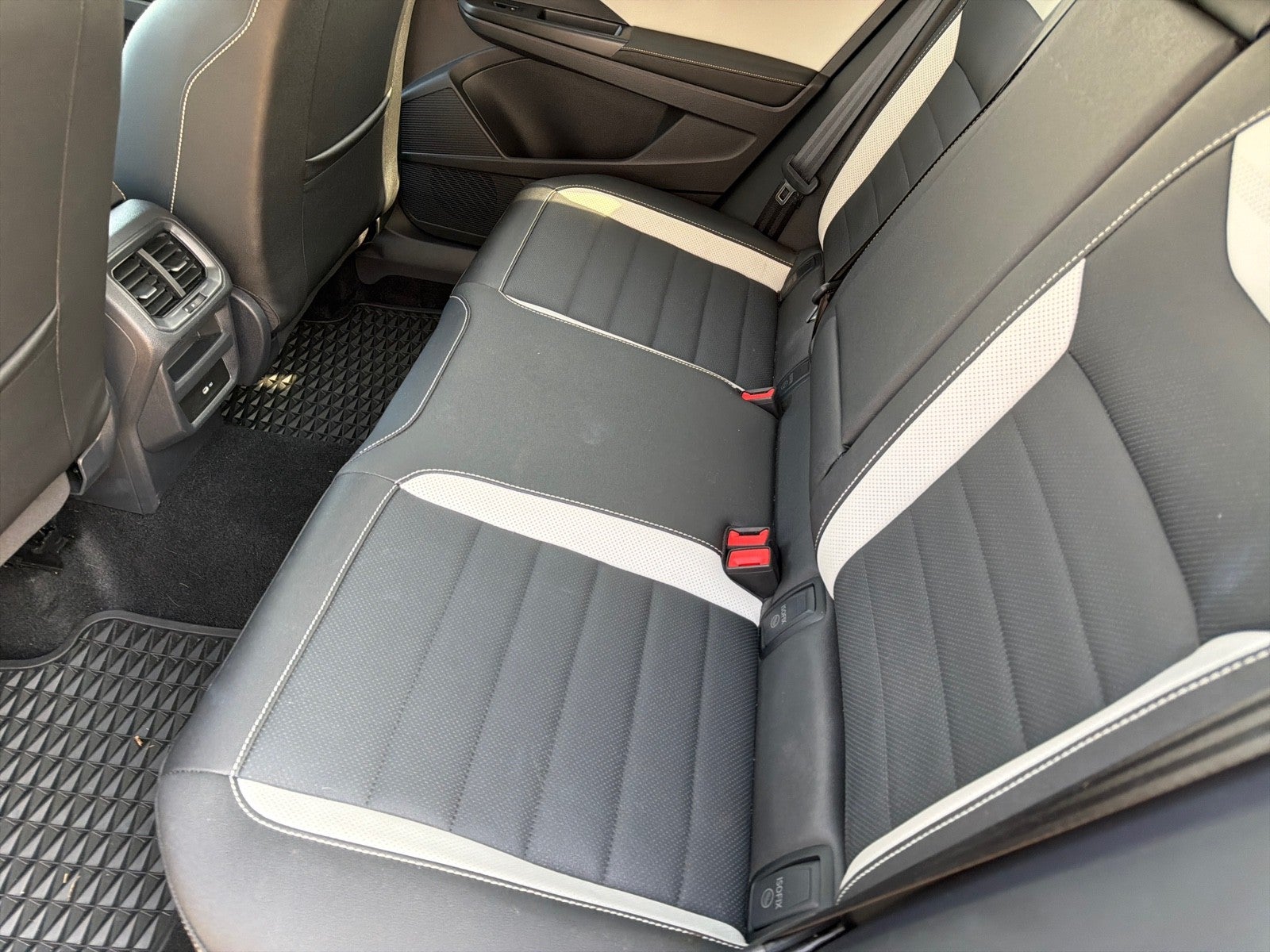 2025 Volkswagen Taos SEL