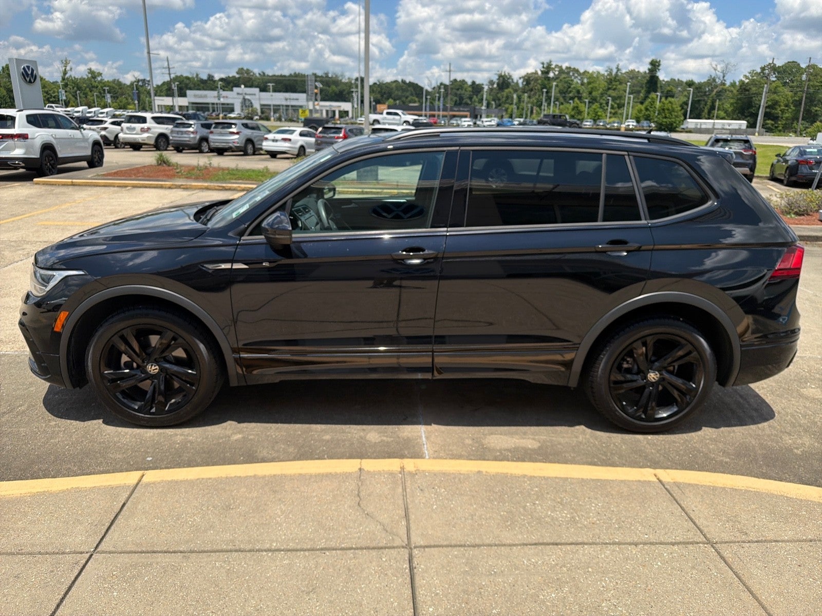2024 Volkswagen Tiguan SE R-Line Black