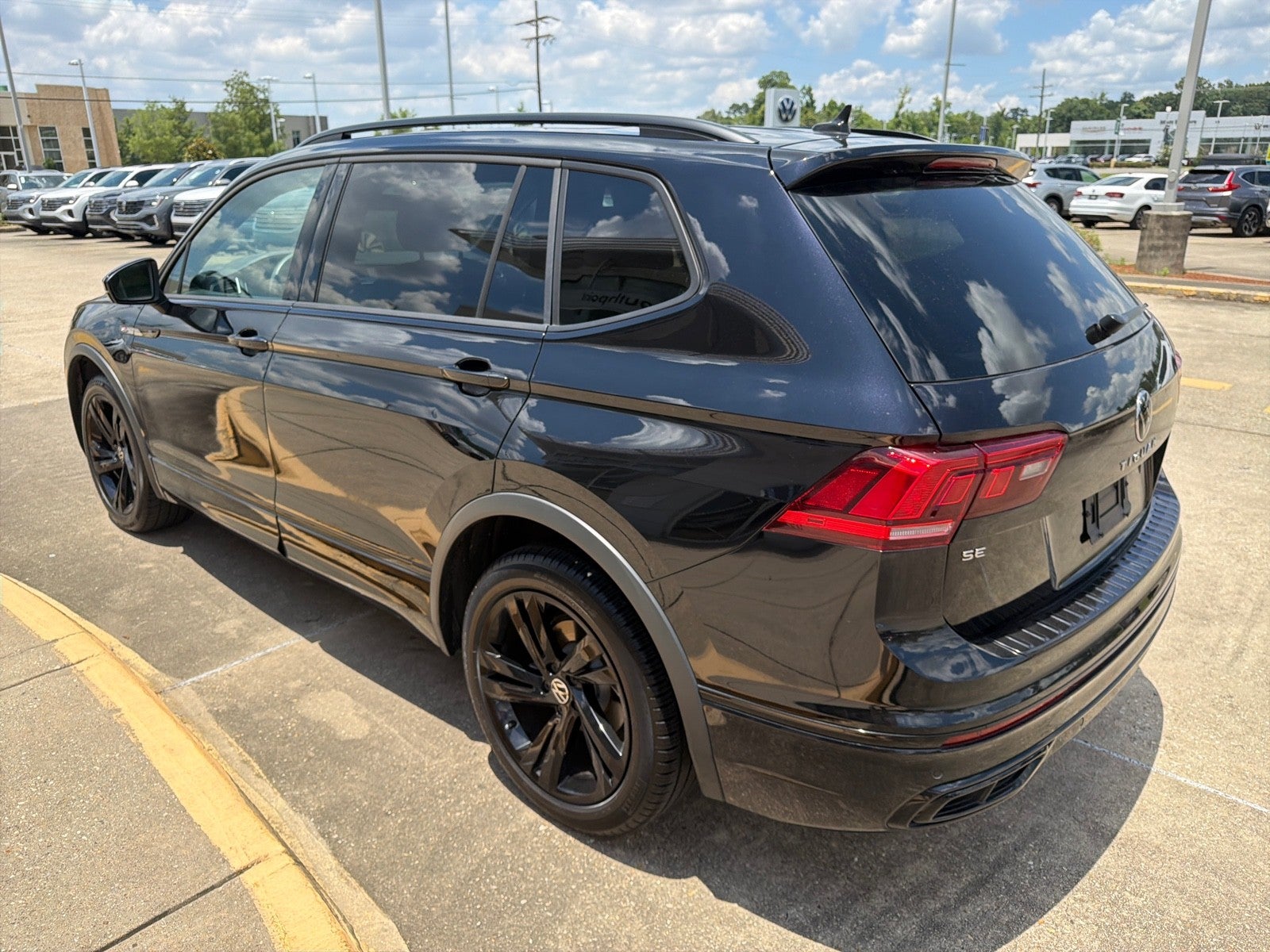 2024 Volkswagen Tiguan SE R-Line Black