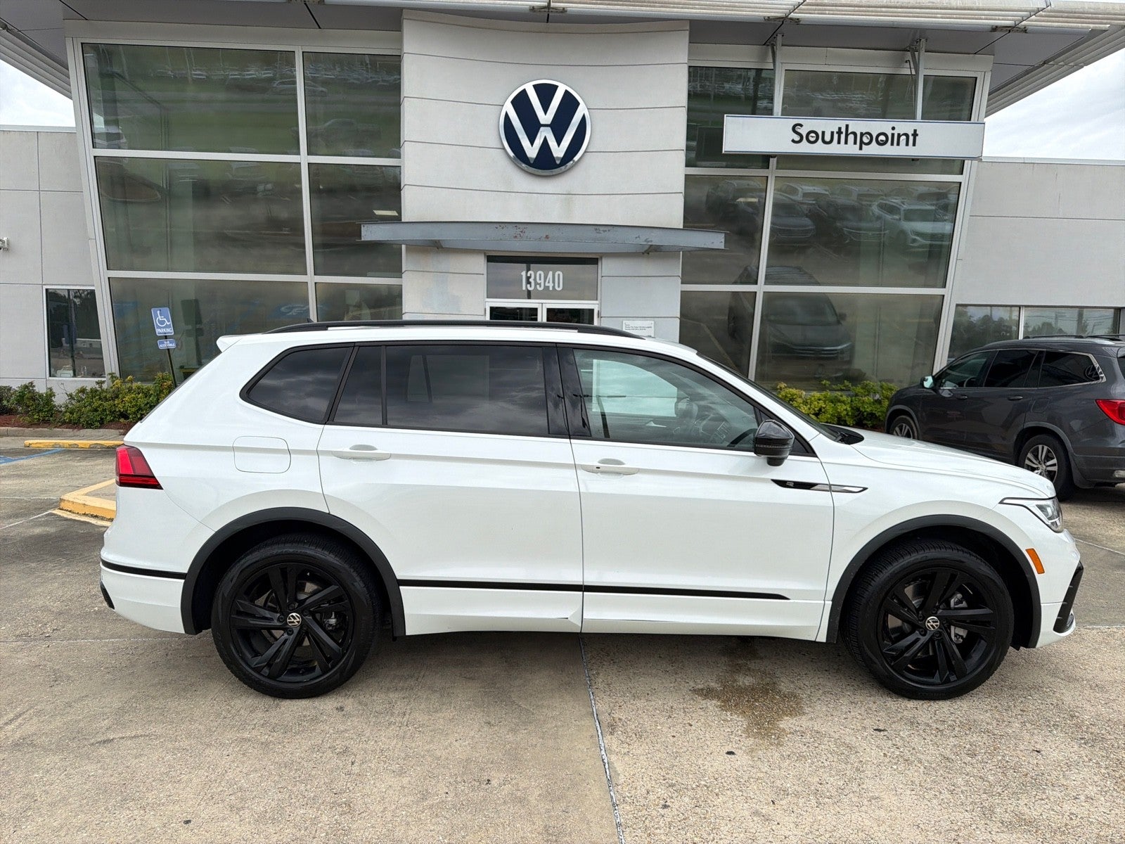 2024 Volkswagen Tiguan SE R-Line Black