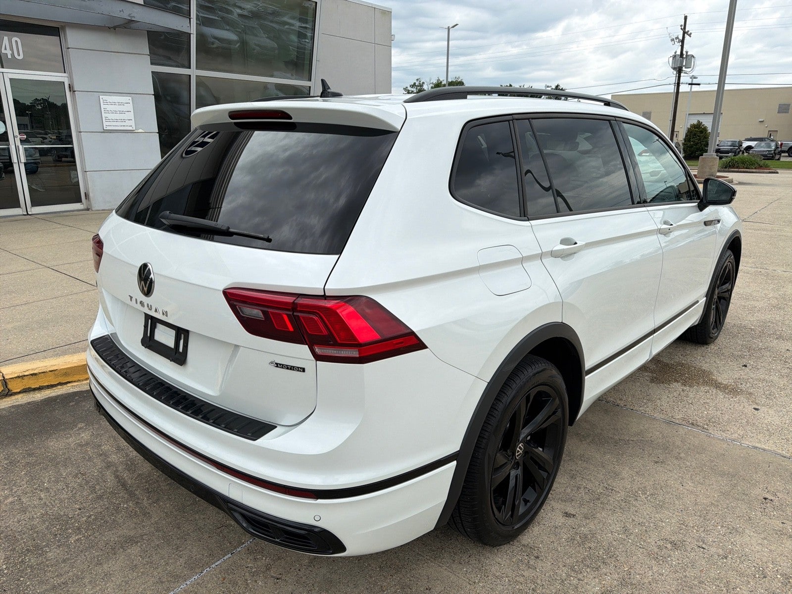 2024 Volkswagen Tiguan SE R-Line Black
