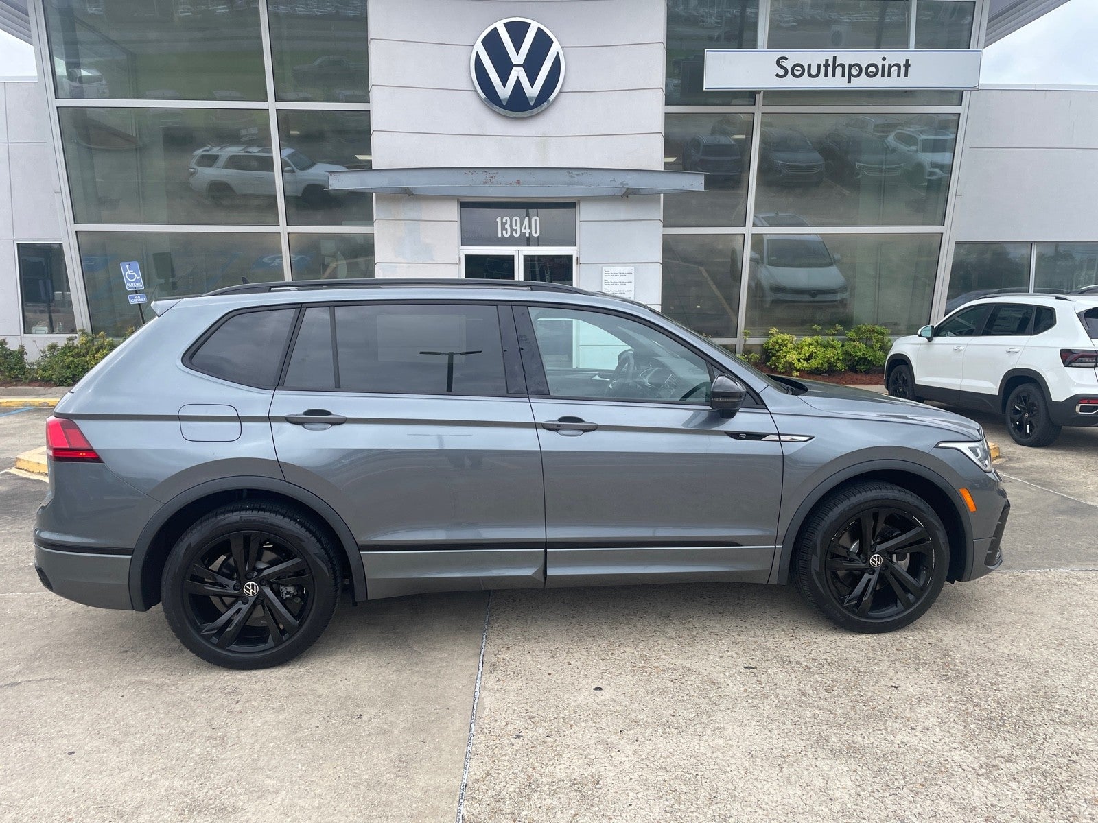 2023 Volkswagen Tiguan SE R-Line Black