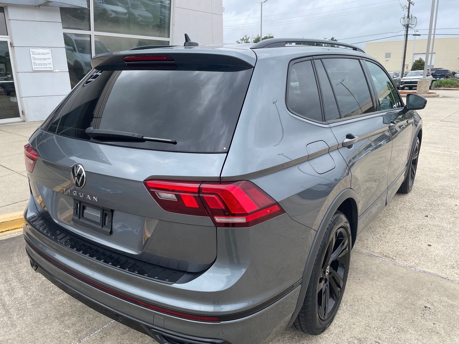 2023 Volkswagen Tiguan SE R-Line Black
