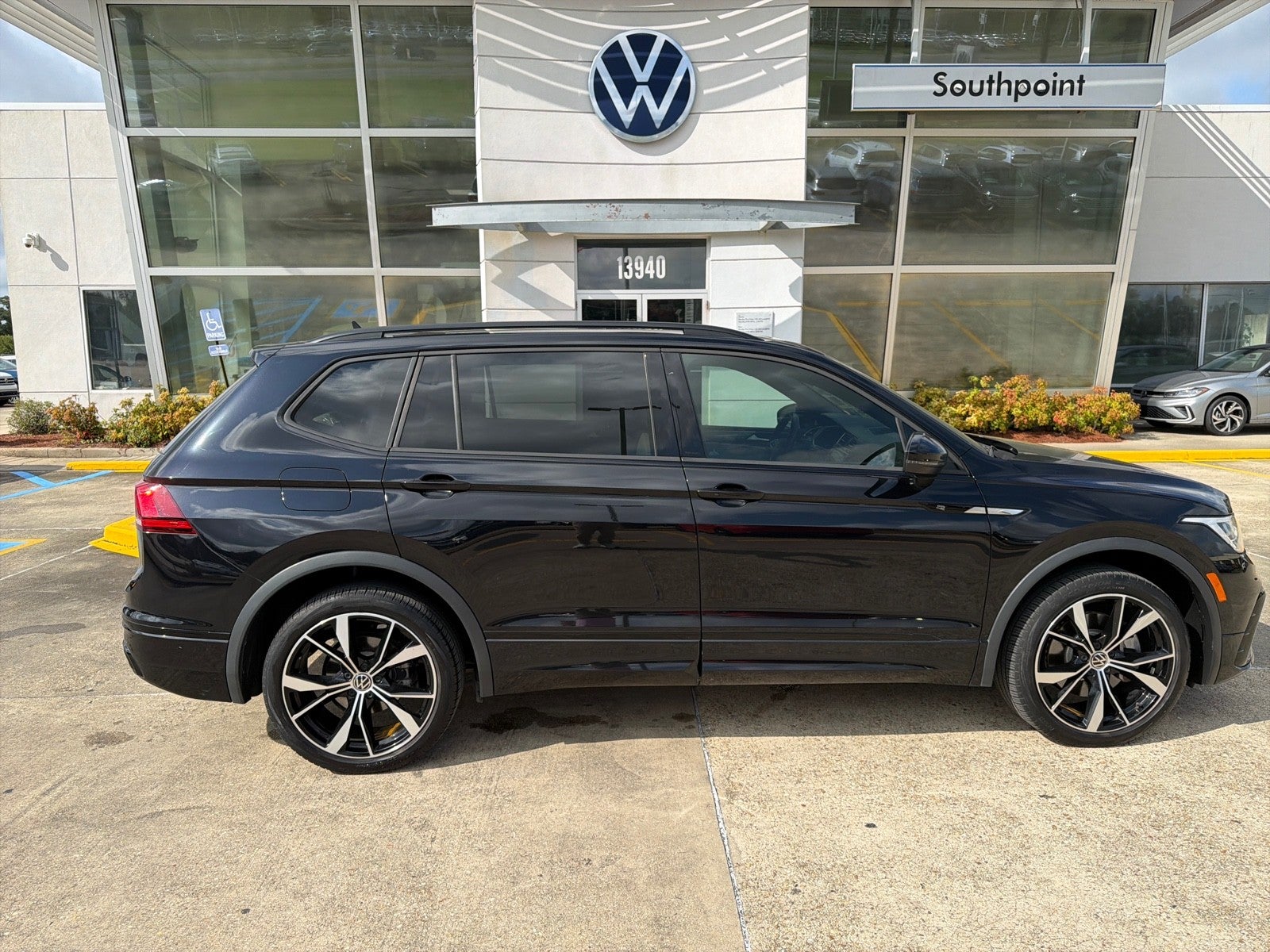 2024 Volkswagen Tiguan SE R-Line Black