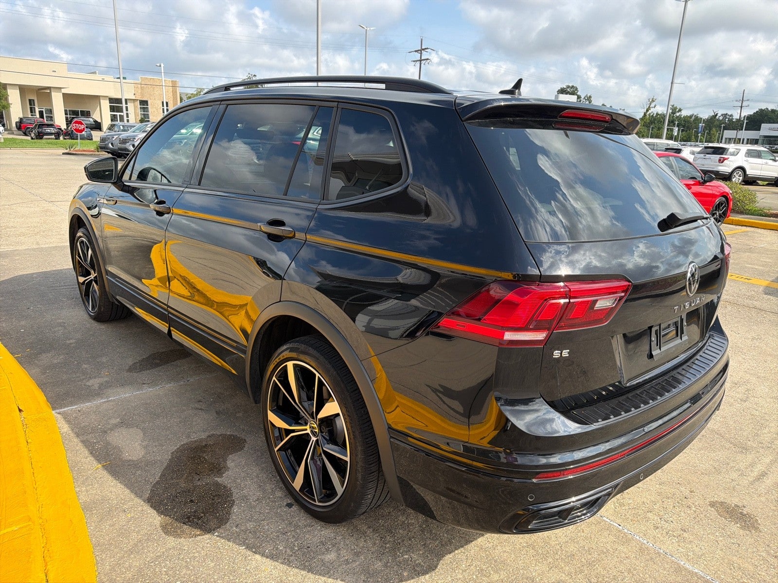2024 Volkswagen Tiguan SE R-Line Black