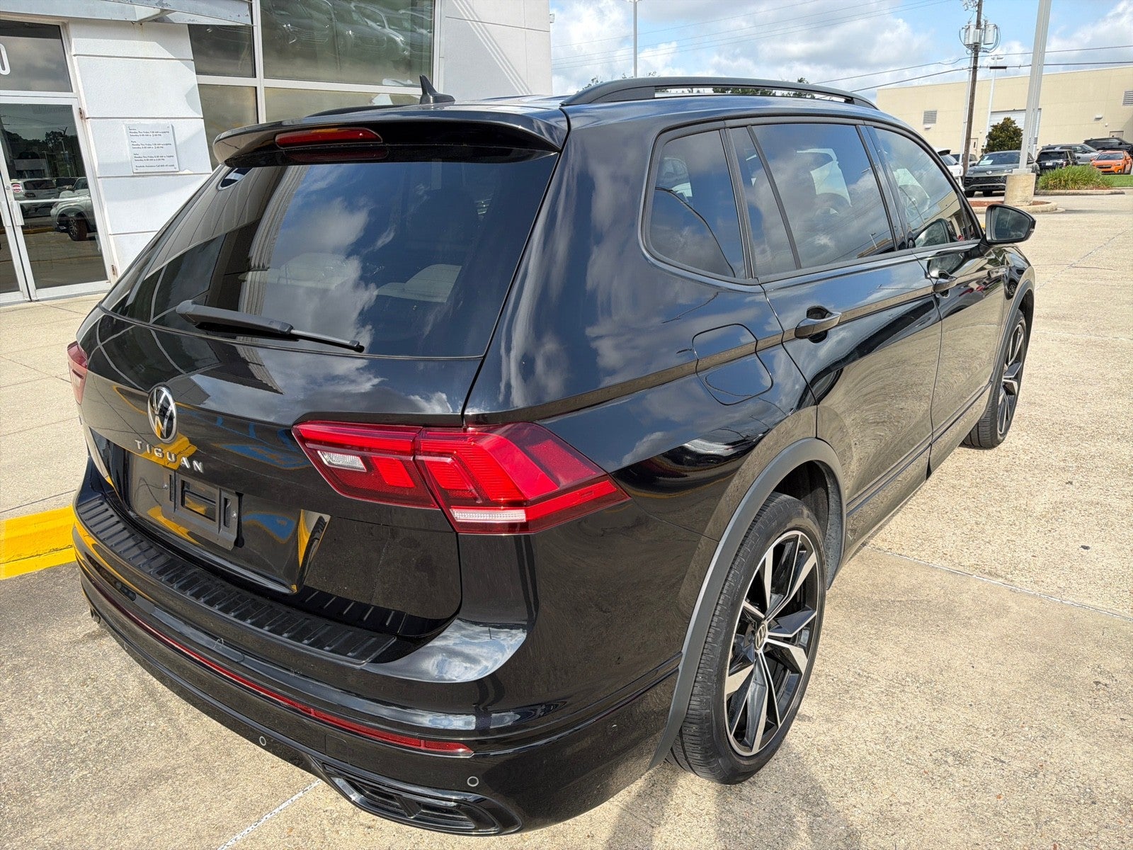 2024 Volkswagen Tiguan SE R-Line Black