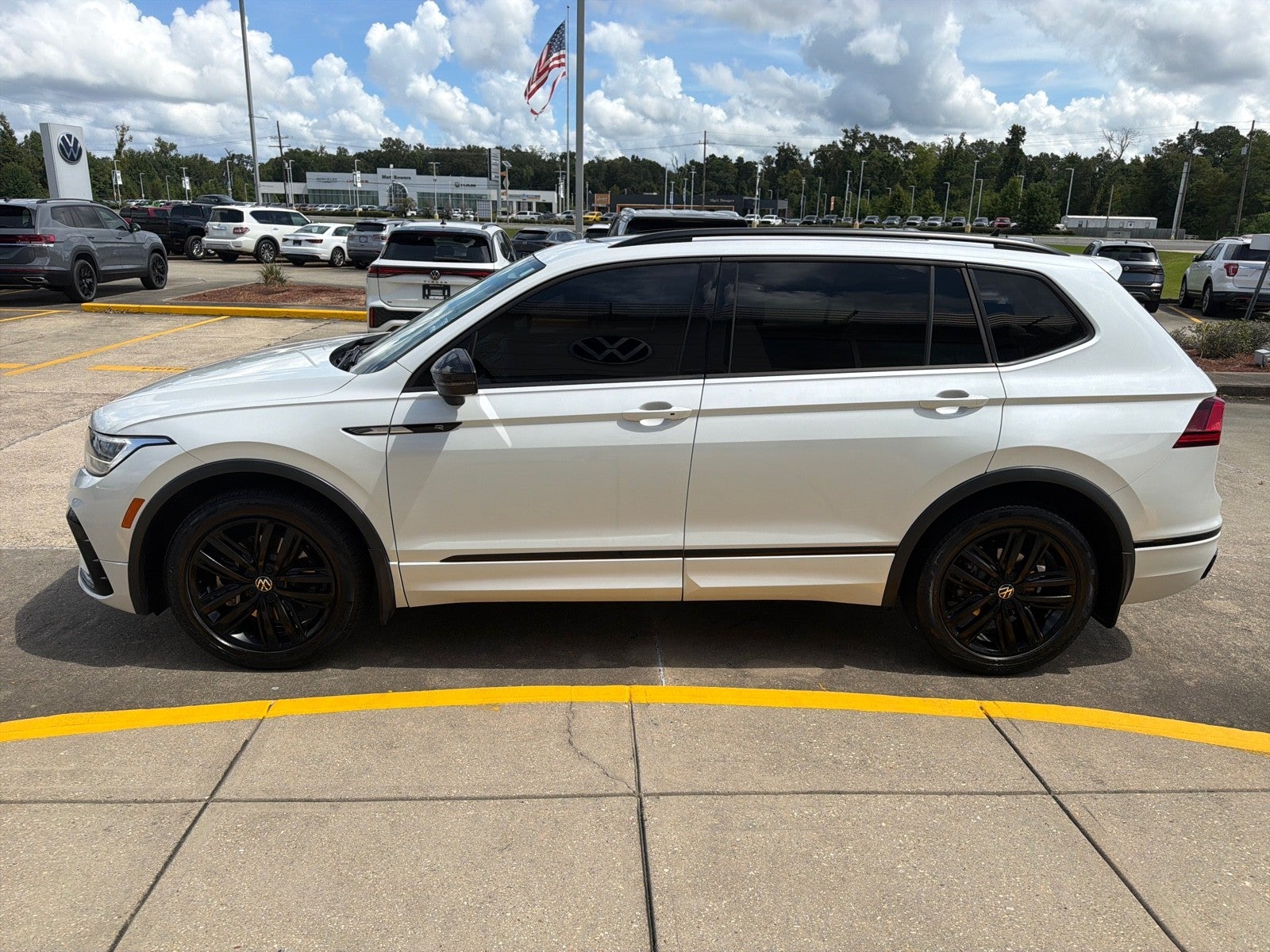 2022 Volkswagen Tiguan SE R-Line Black